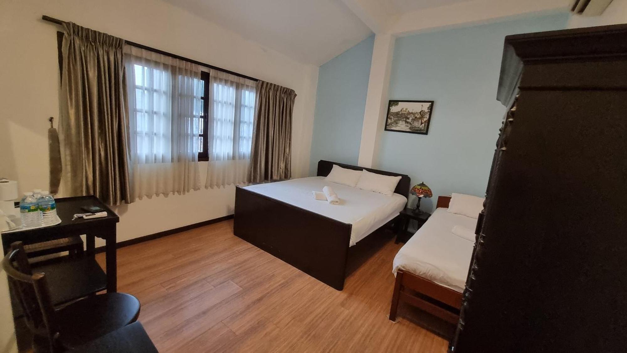 Dreibettzimmer mit Balkon