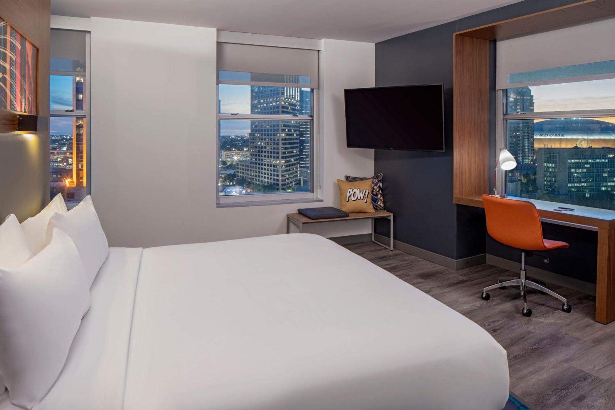 Guest room 1 King City view Corner room