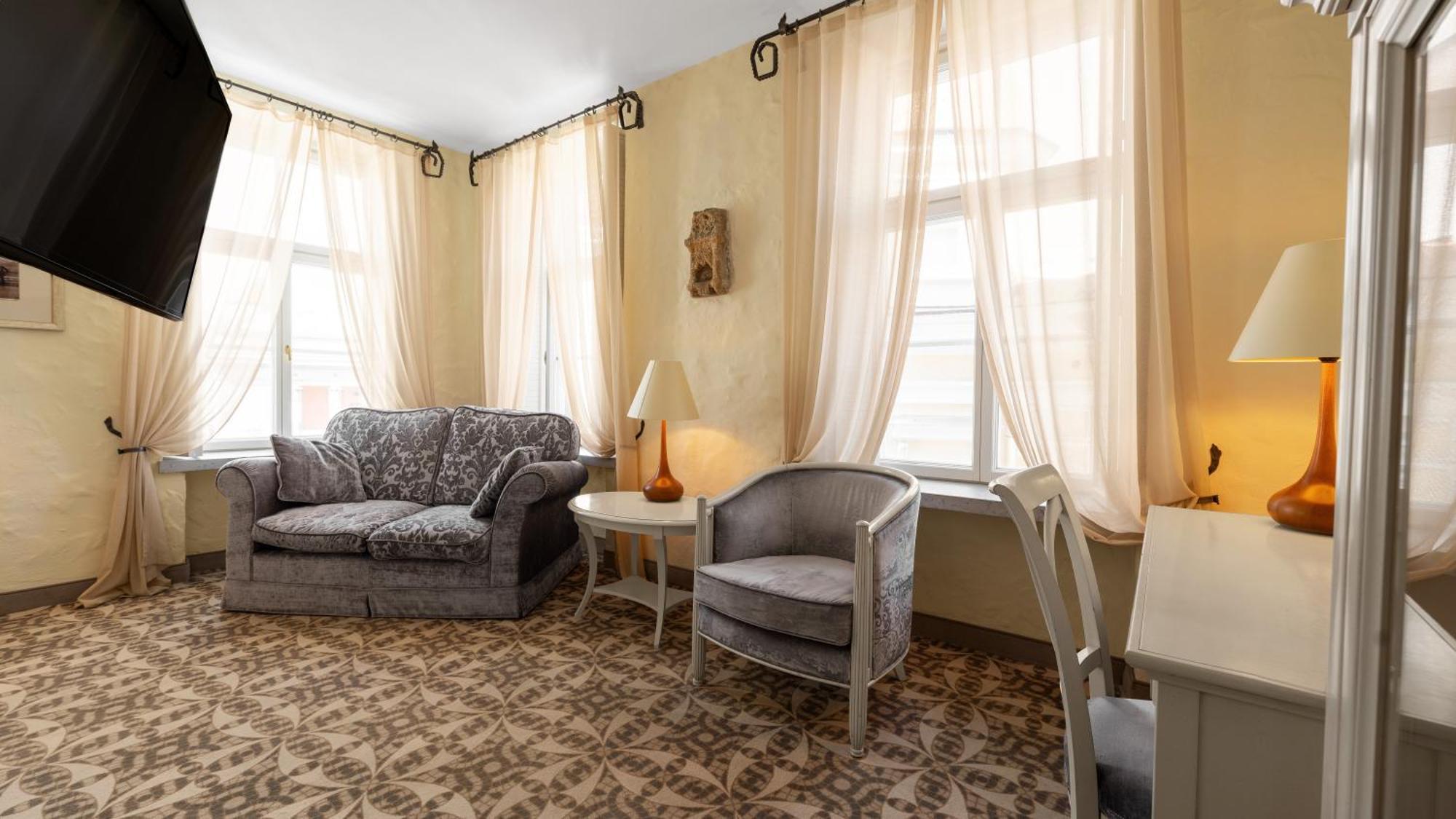 Suite mit einer Whirlpool-Badewanne und Blick auf die Altstadt
