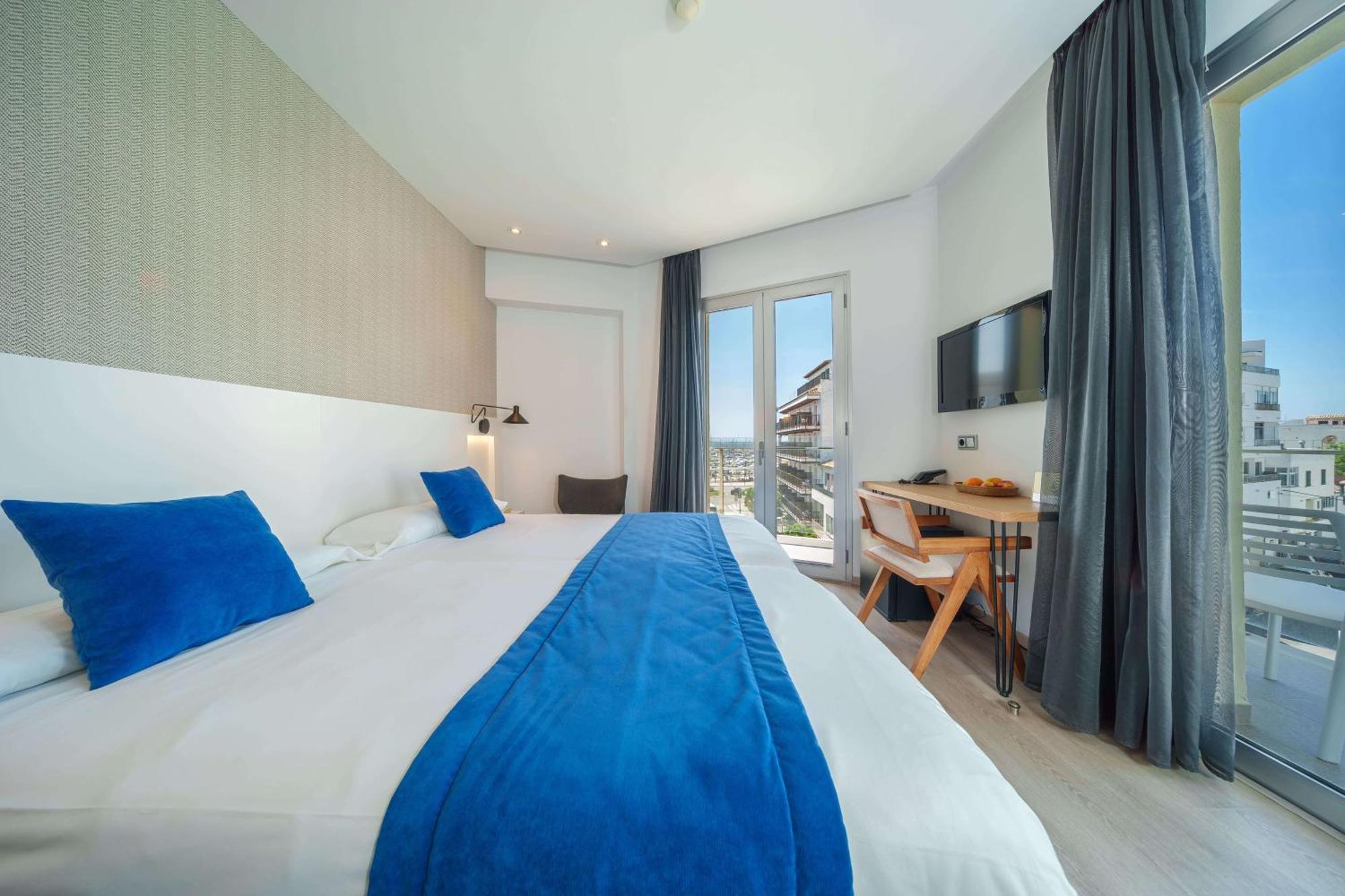Zweibettzimmer mit Balkon