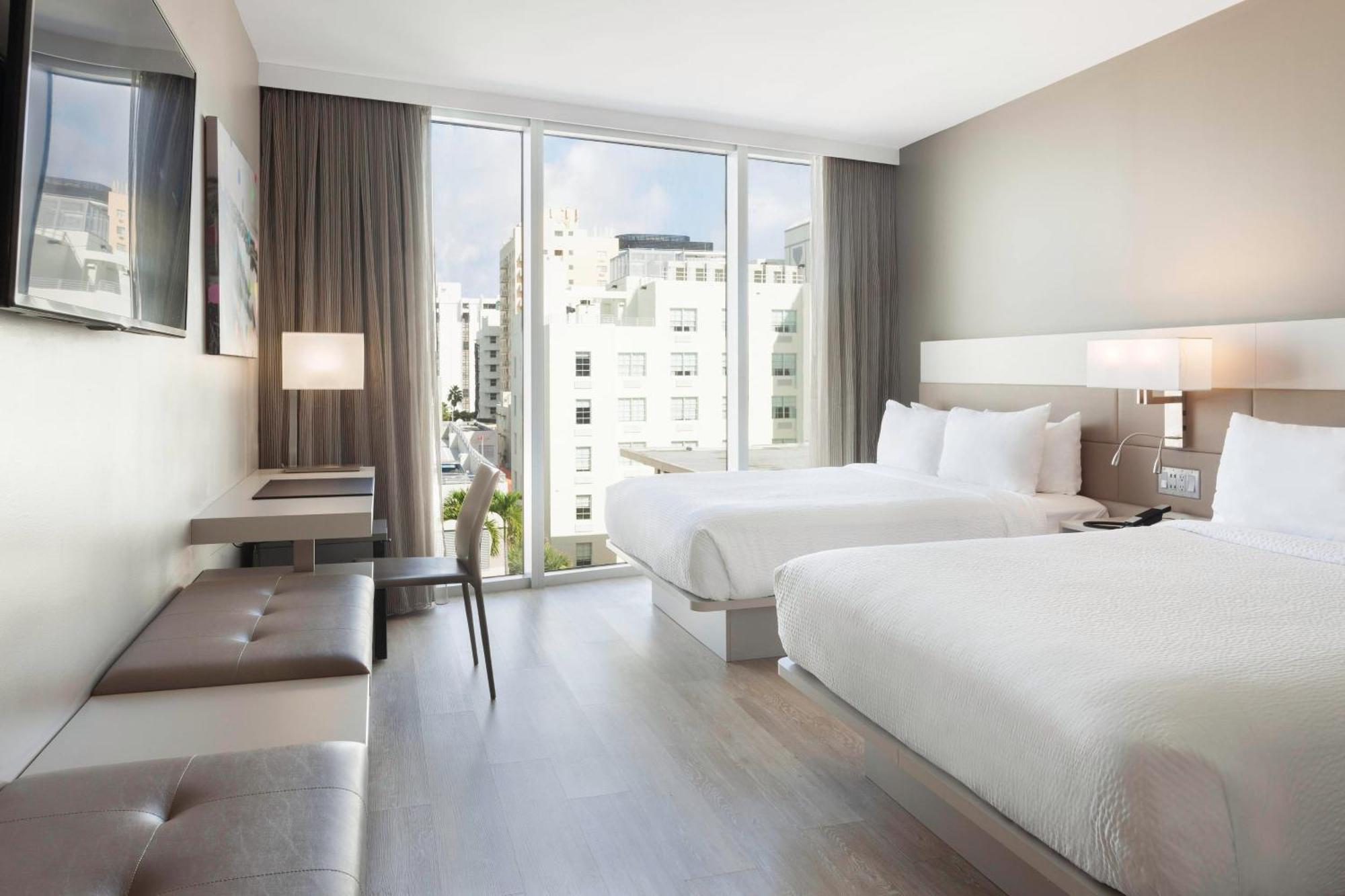 Zimmer mit 2 Queensize-Betten und Stadtblick