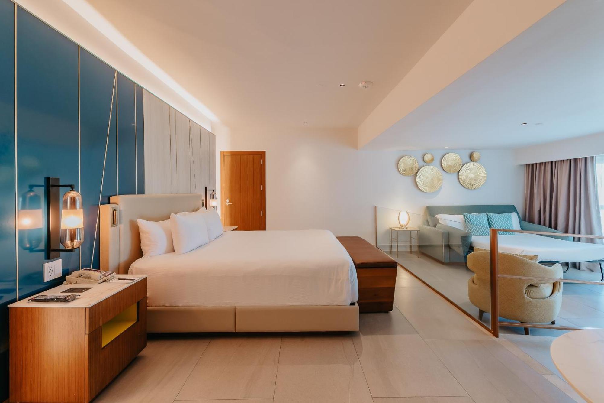 Barrierefreie Karibik-Suite mit Kingsize-Bett und Schlafsofa