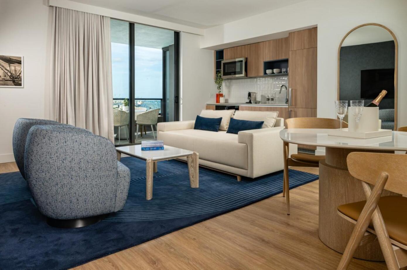 Unterkunft mit 2 Schlafzimmern, Küche, Balkon und seitlichem Blick aufs Wasser