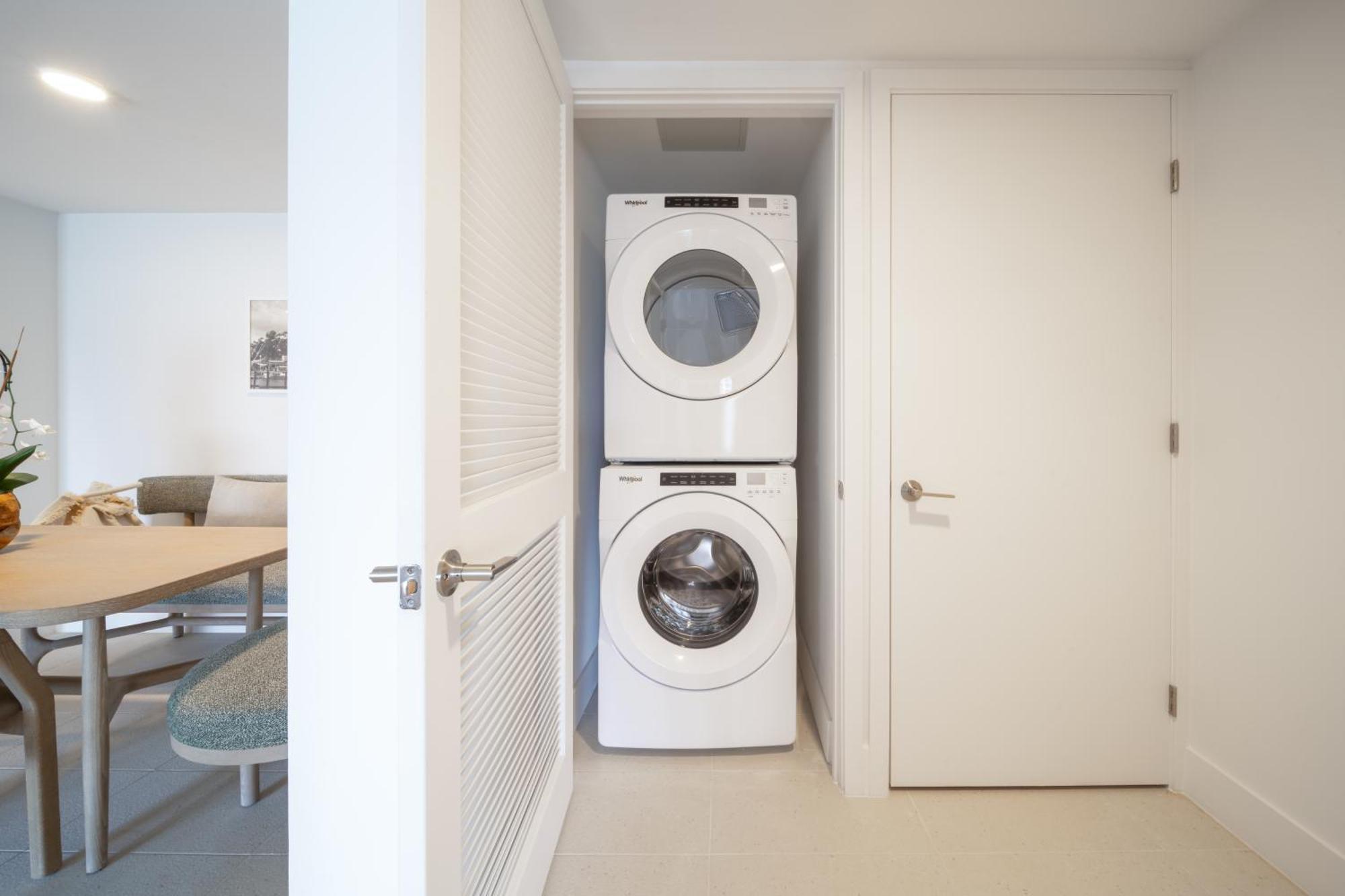 Skyline Unterkunft – 3 Schlafzimmer, 4 Betten, Küche und Balkon