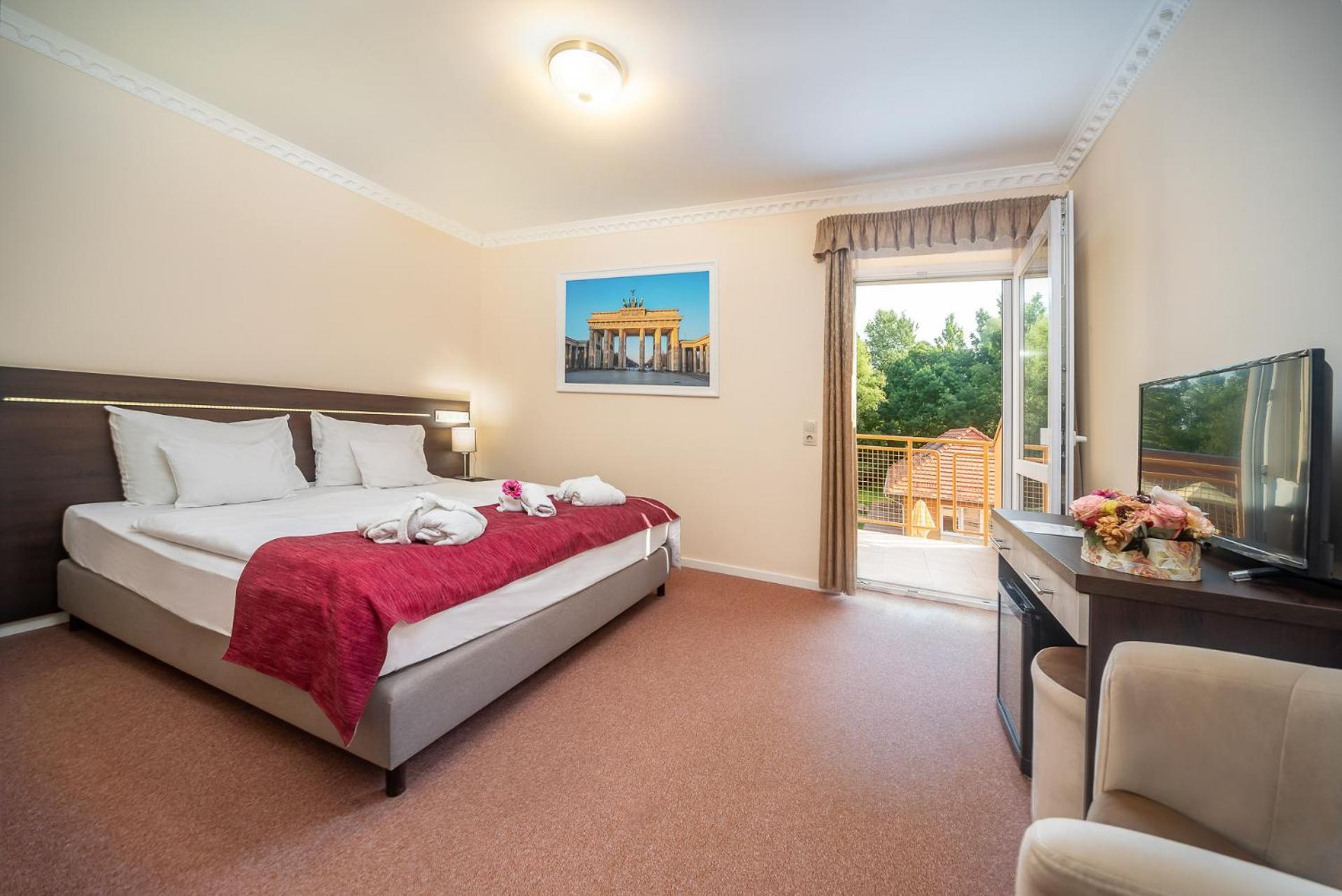Zimmer mit Queensize-Bett und Balkon