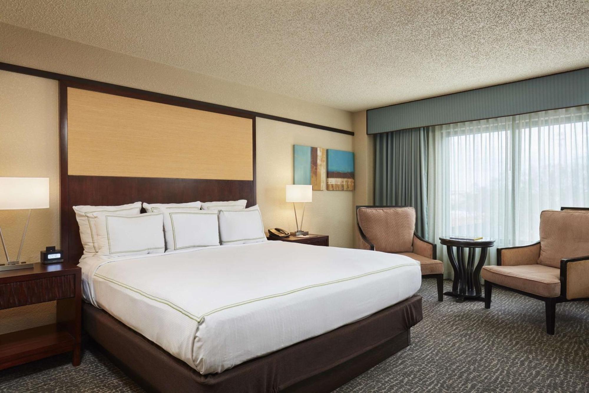 Zimmer mit Kingsize-Bett und Aussicht über das Resort