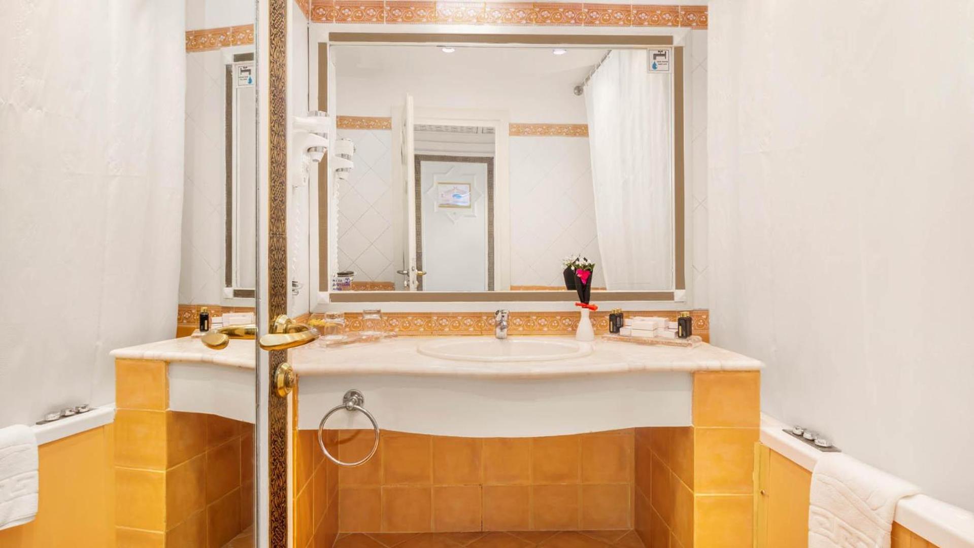 Prestige Deluxe - Zimmer mit Poolblick
