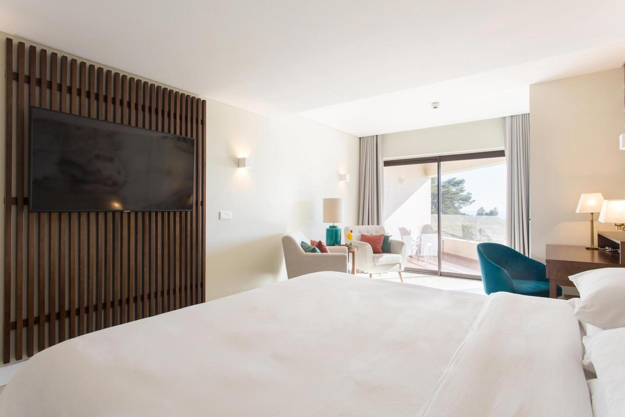 Zimmer mit 1 Queensize-Bett und Balkon