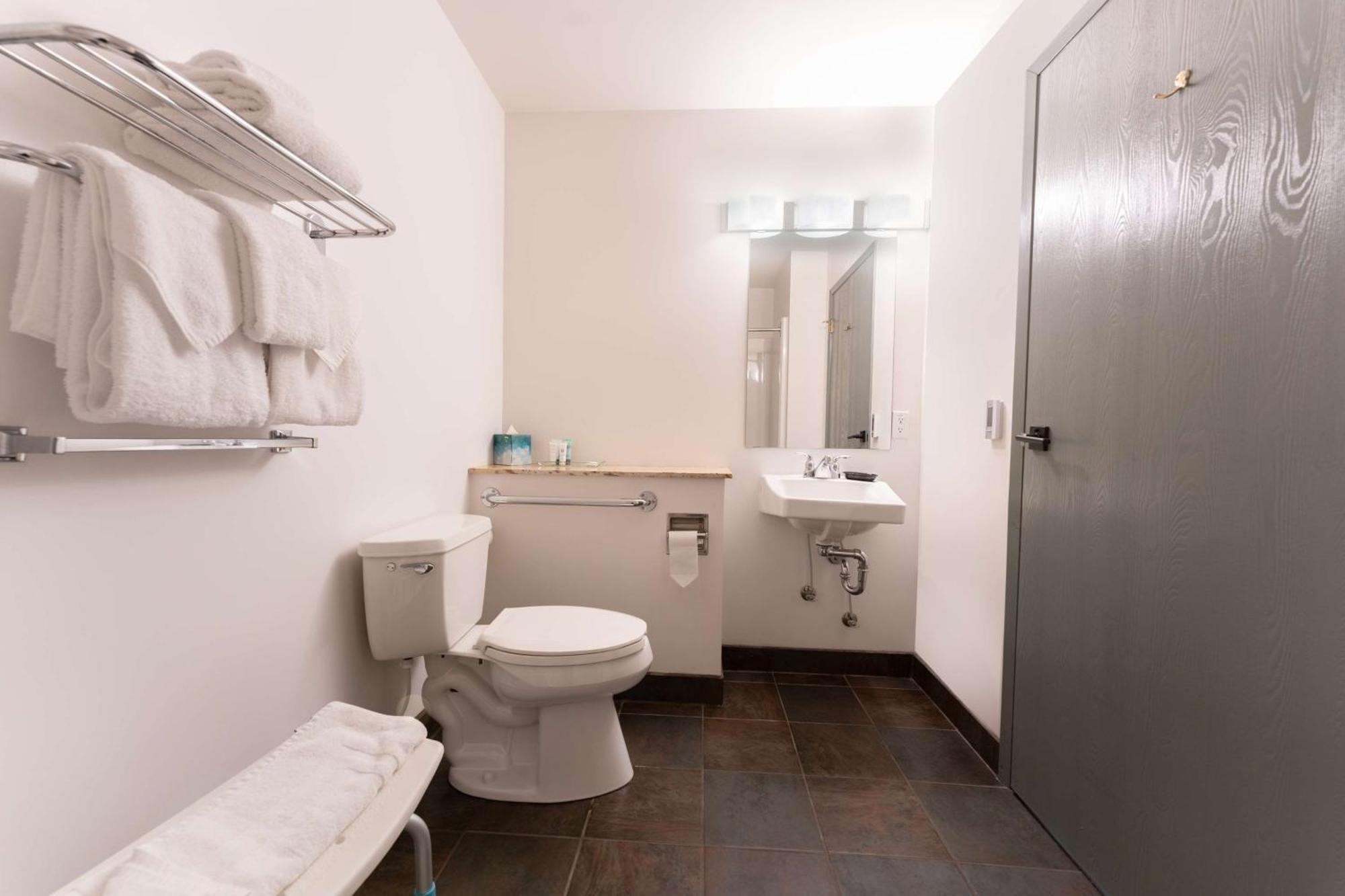 Zimmer mit Queensize-Bett und rollstuhlgerechter Dusche - barrierefrei