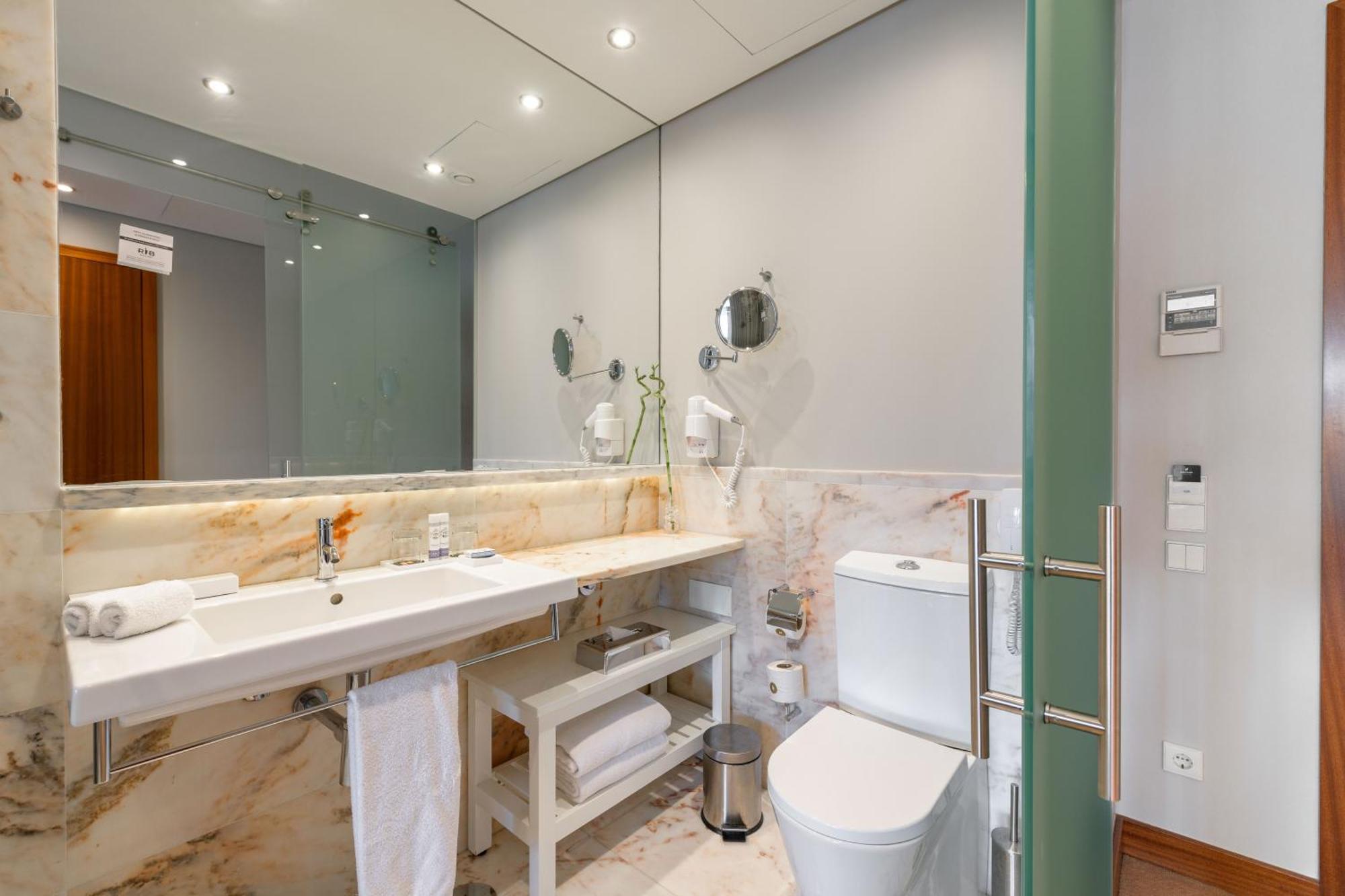 Vintage Doppel- oder Zweibettzimmer mit Flussblick