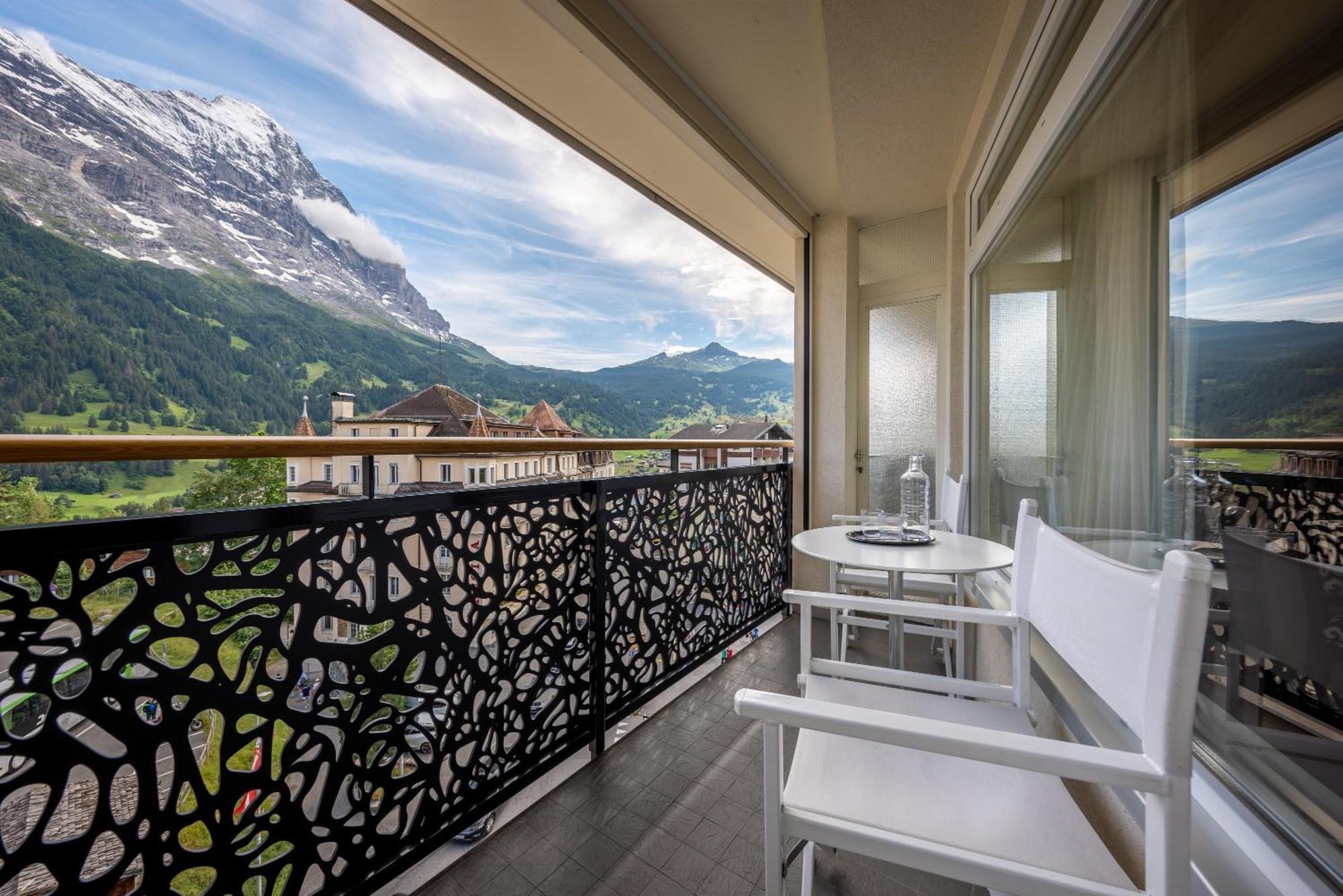 Superior Doppelzimmer mit Balkon und Blick auf den Eiger