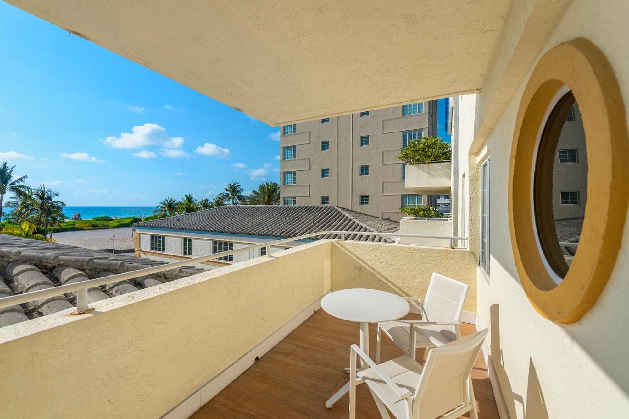 Zimmer mit Balkon und Meerblick