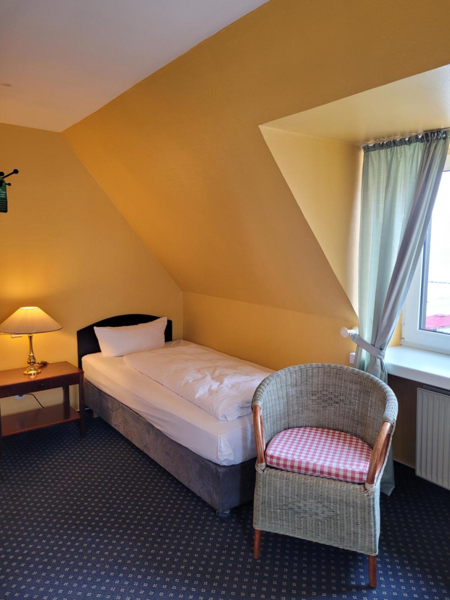 Zweibettzimmer mit teilweisem Meerblick