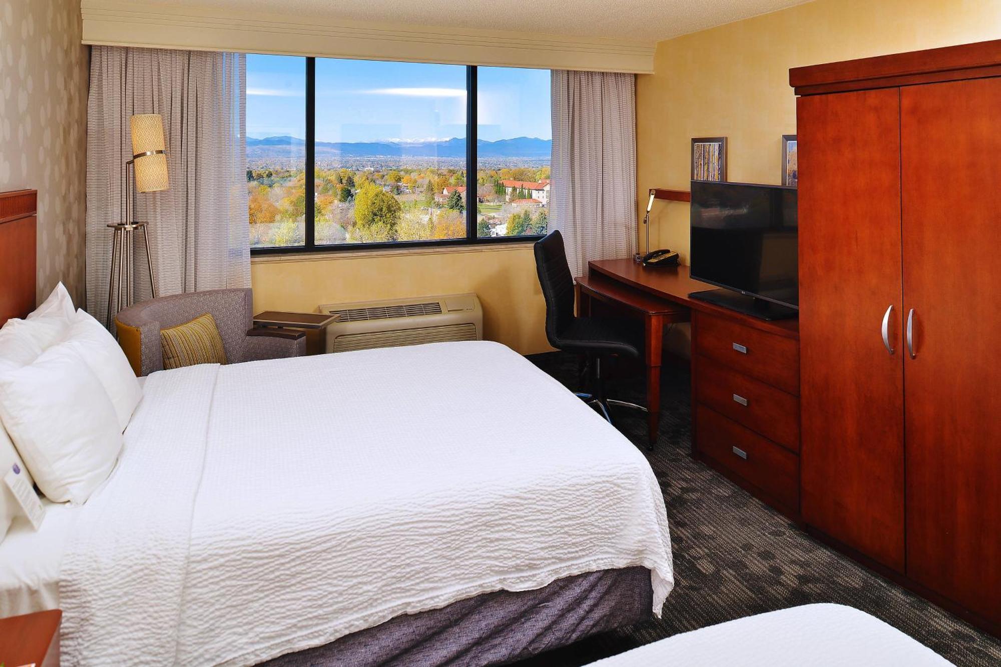 Zimmer mit Queensize-Bett und Bergblick