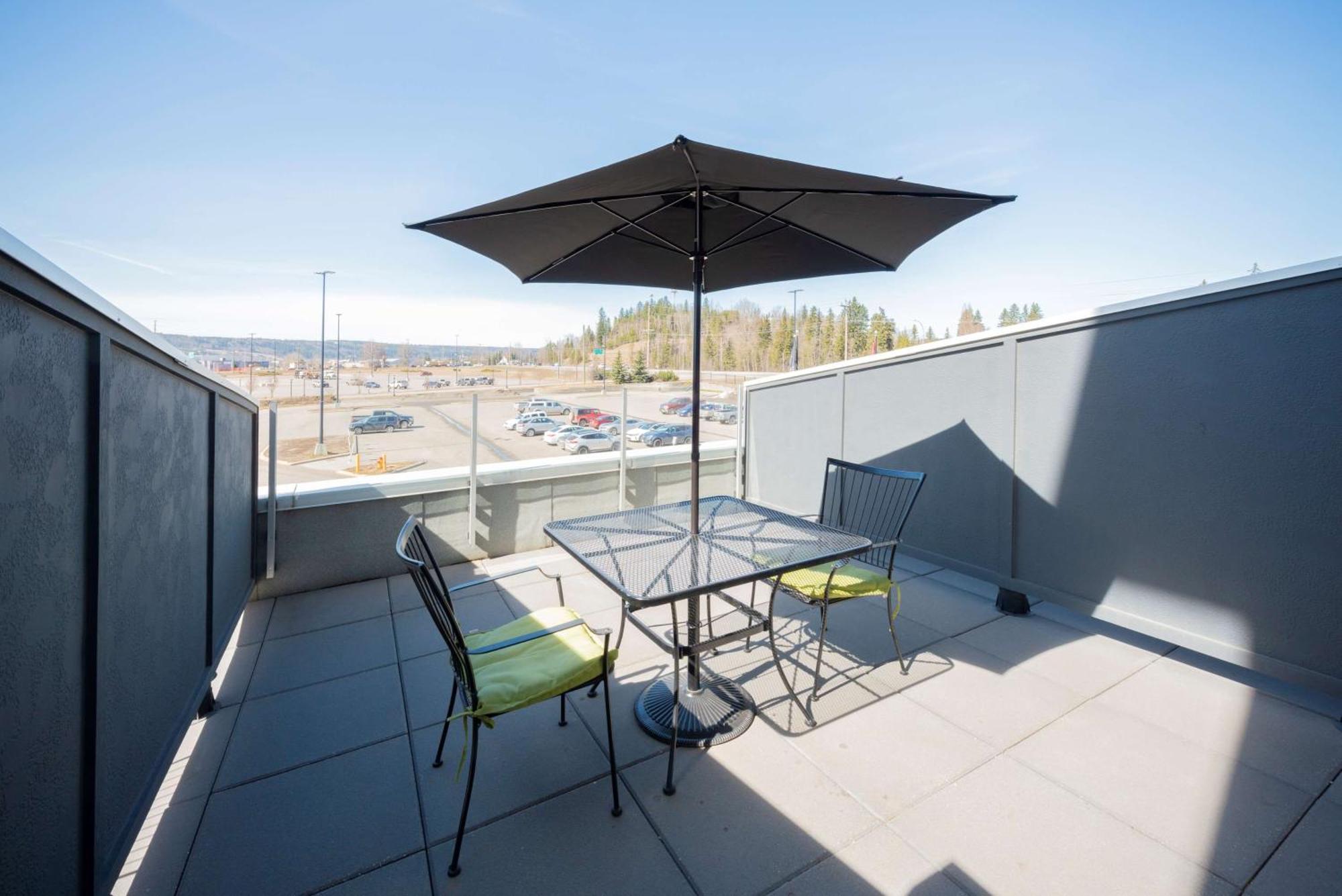 Zimmer mit Kingsize-Bett, Schlafsofa und Balkon