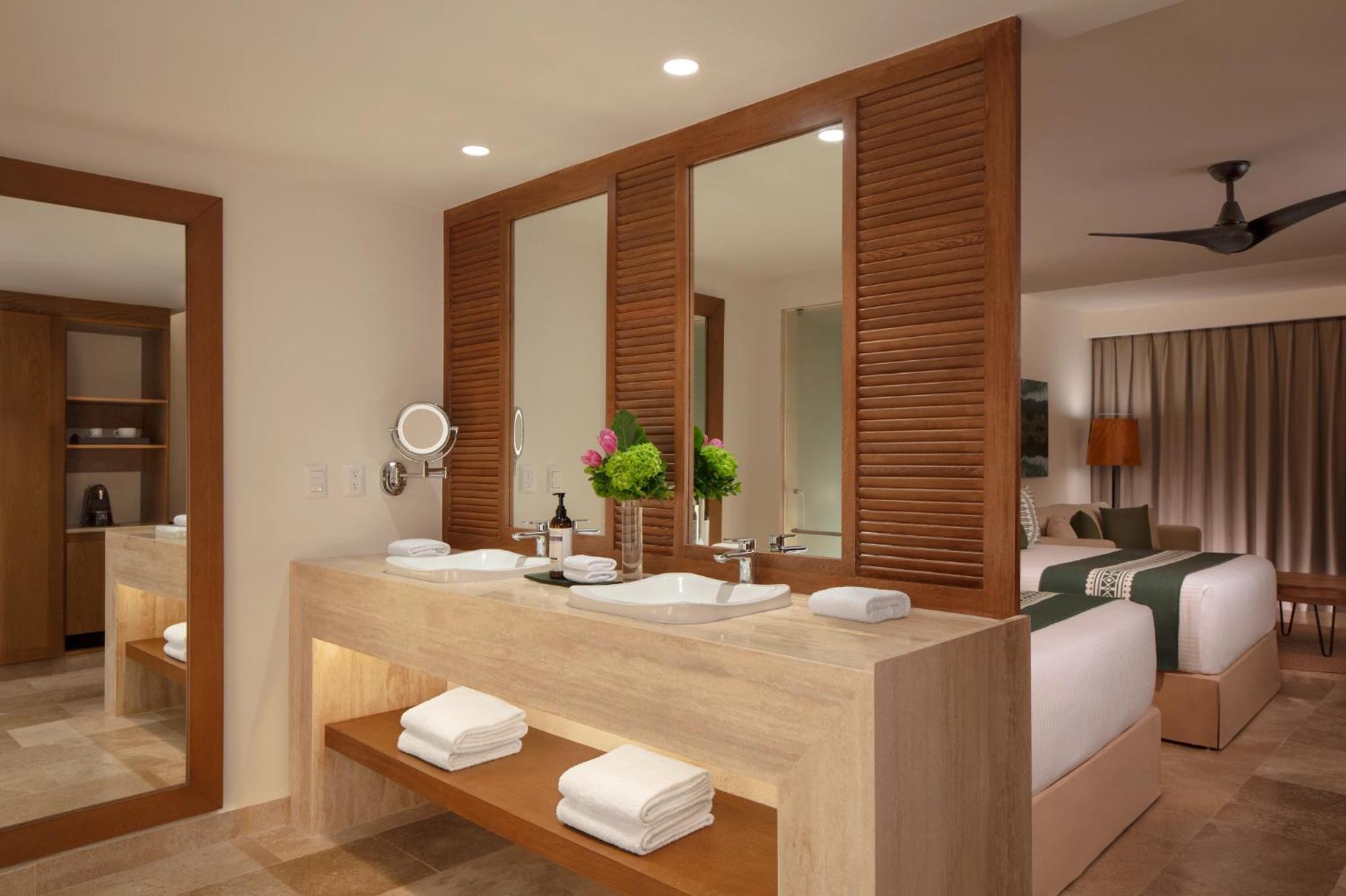 Doppel-Junior-Suite mit Swim-out und Meerblick