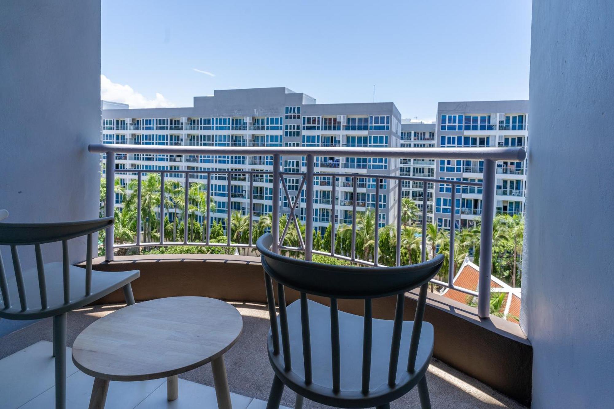 Deluxe Zweibettzimmer mit Balkon und Poolblick