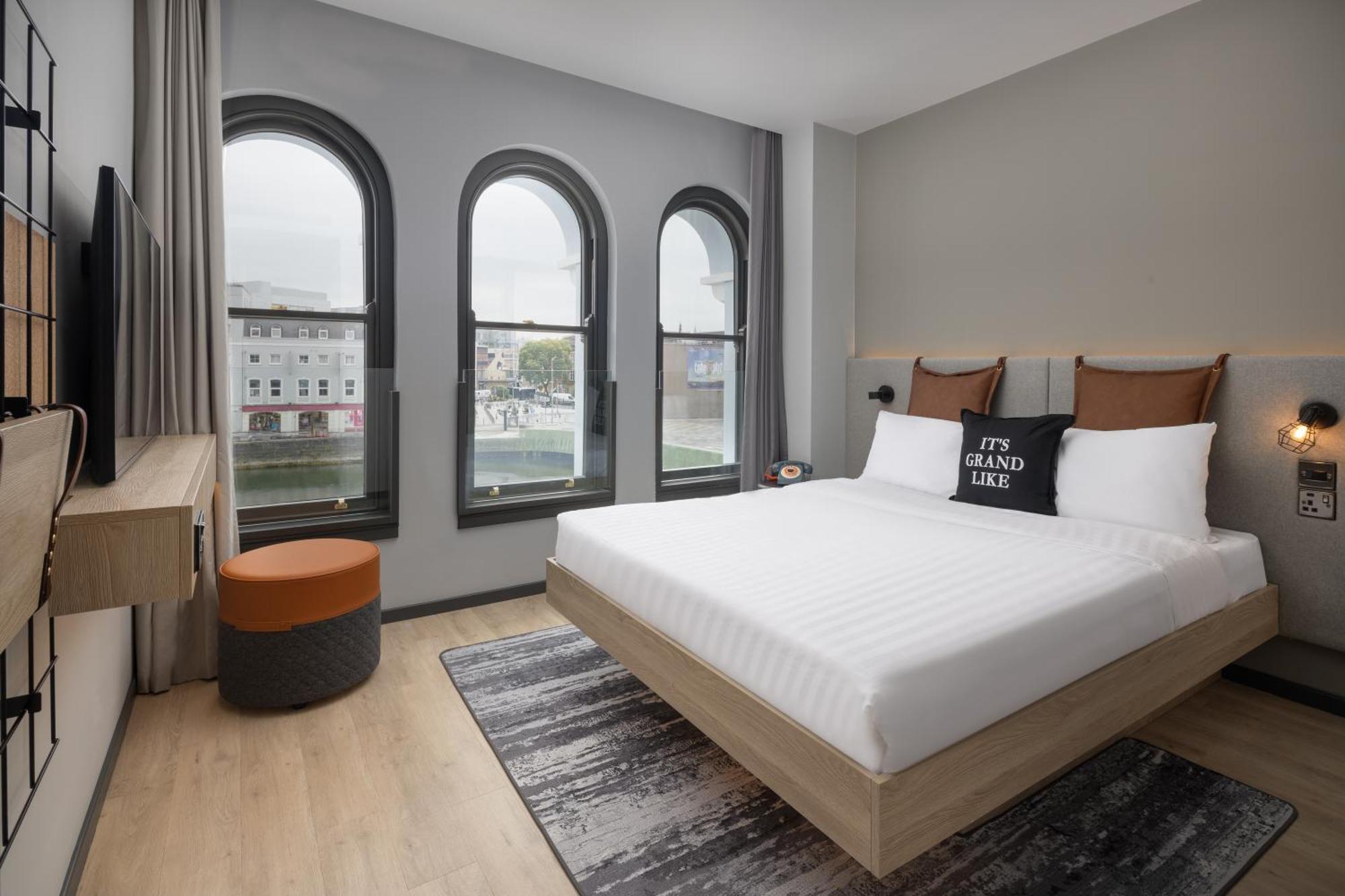 1 Doppelzimmer mit Queensize-Bett und Blick auf den Fluss