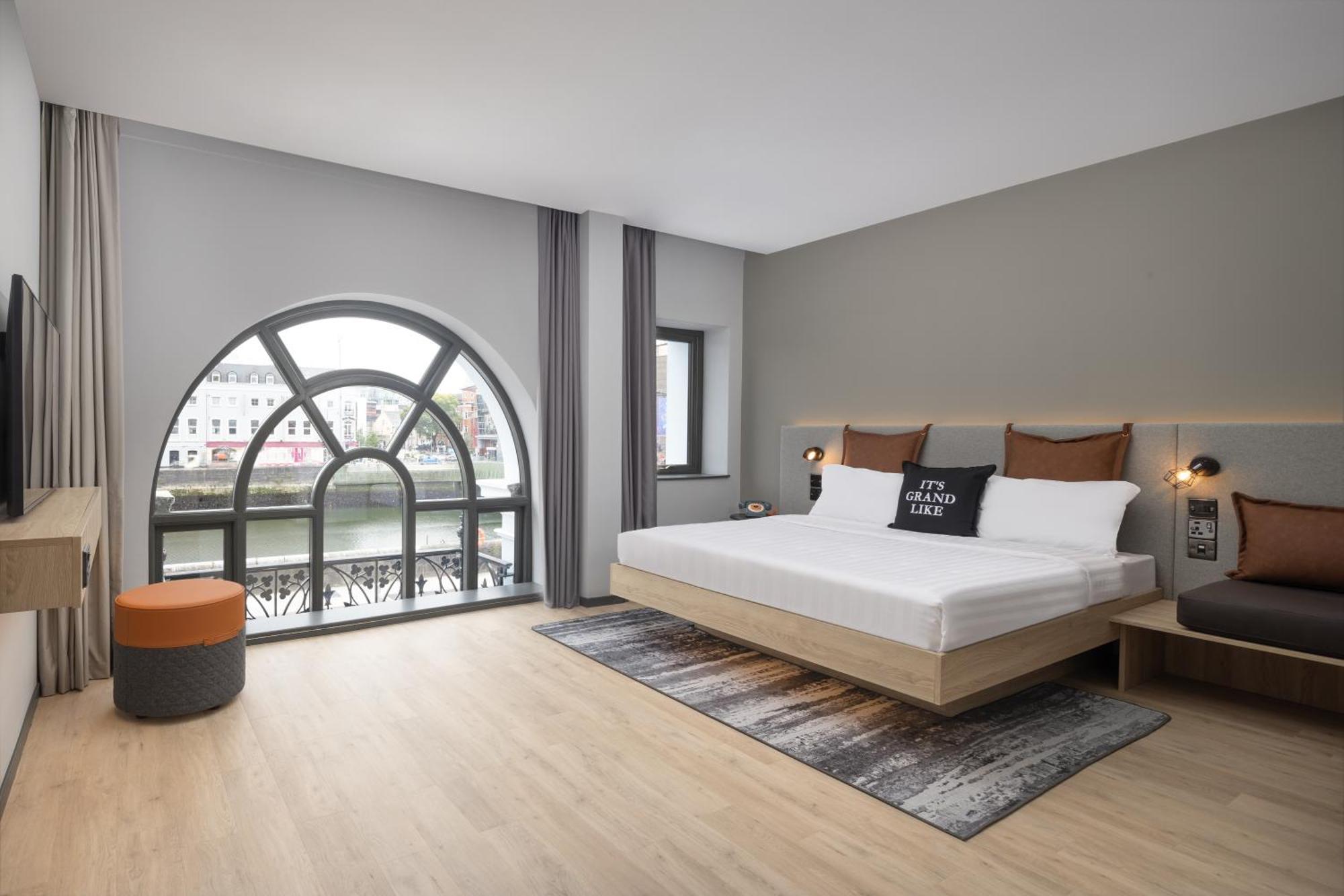 Moxy Extra Queen Room with River View