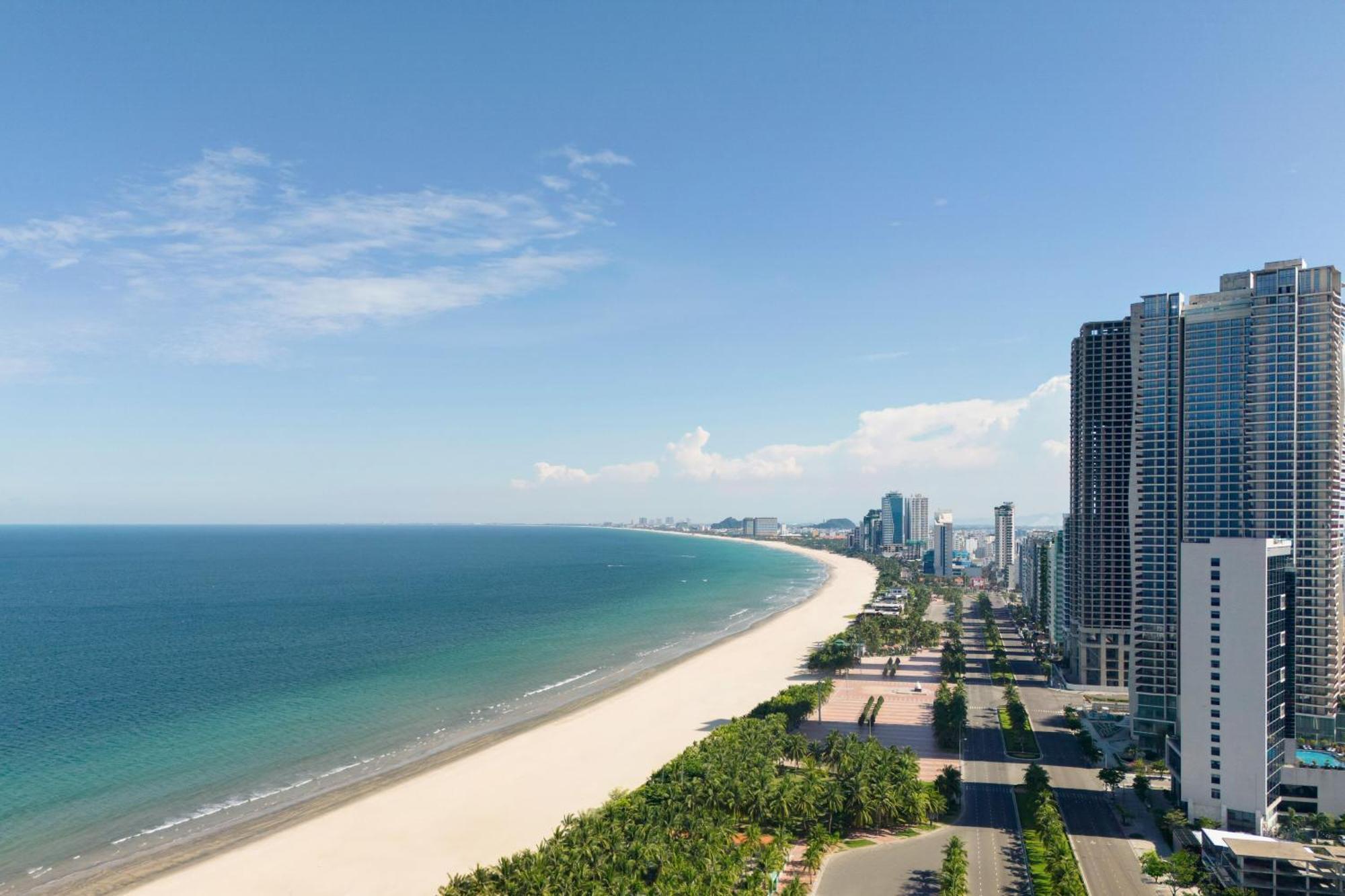 Panoramic Deluxe Twin, Guest room, 2 Twin/Single Bed(s), Partial Ocean View, High floor, Balcony, Bathtub