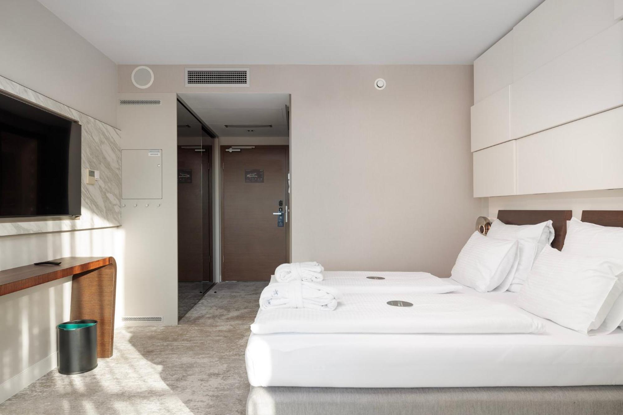 Standard Zimmer mit Queensize-Bett und seitlichem Meerblick