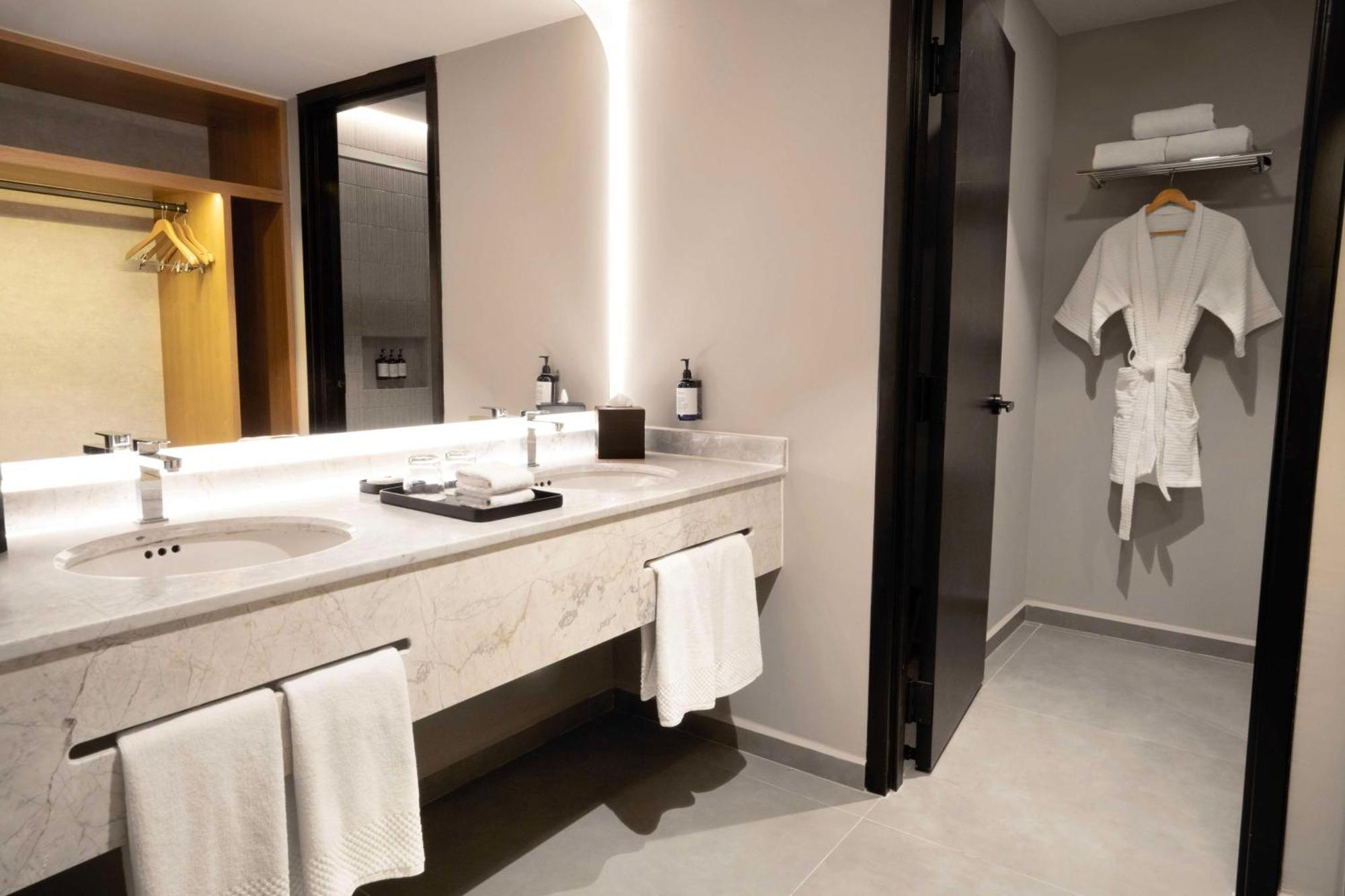 Junior Suite mit Kingsize-Bett und Sitzbereich