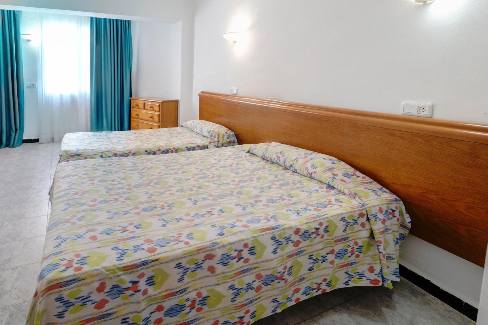 Großes Premium Zimmer mit Terrasse (2 Erwachsene und 1 Kind bis 14 Jahre)