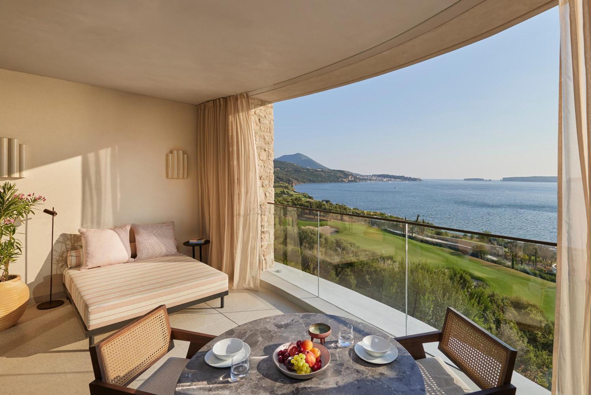 Junior Suite mit Kingsize-Bett oder 2 Einzelbetten und Blick auf die Bucht