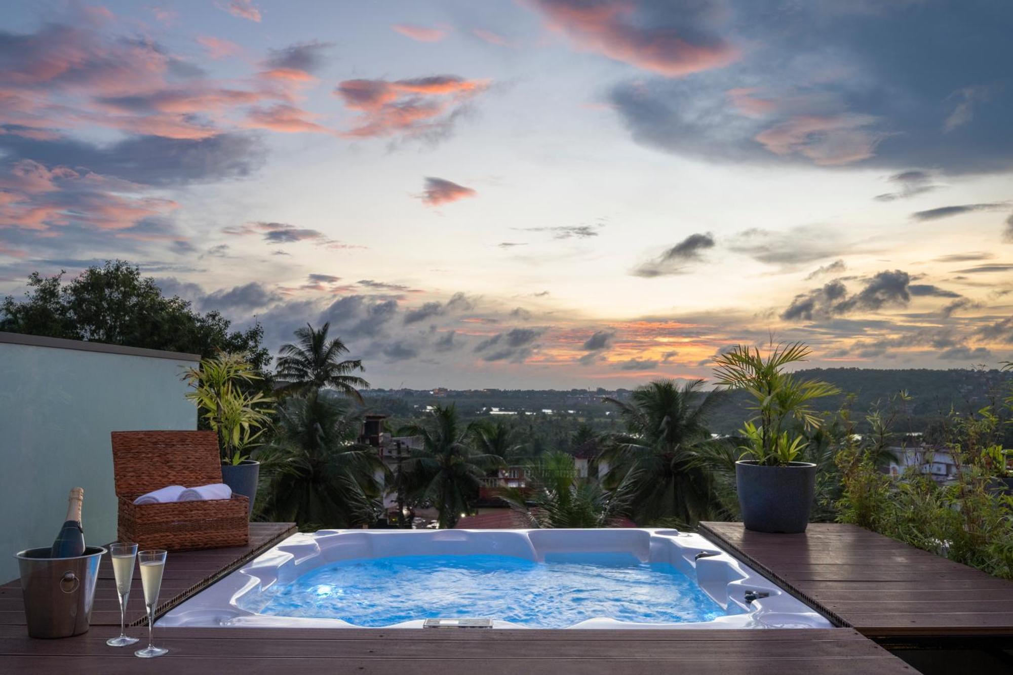 Club Room with Balcony, bathtub and private jacuzzi - Beer Bucket 4 on arrival, INR 1000 SPA Credit, 15% Discount on Food & Beverages