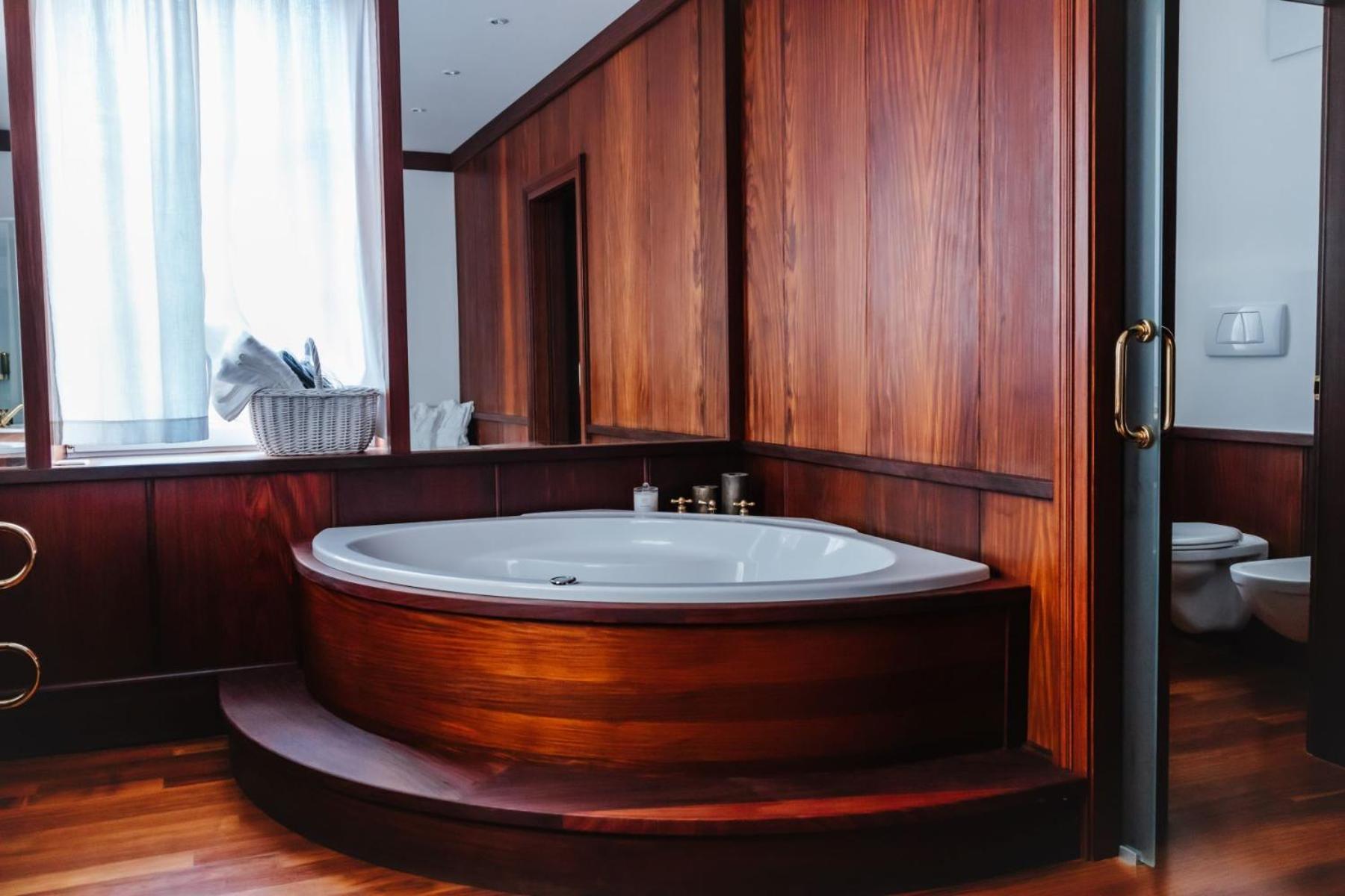 Suite mit Kingsize-Bett und Whirlpool-Badewanne - Nebengebäude