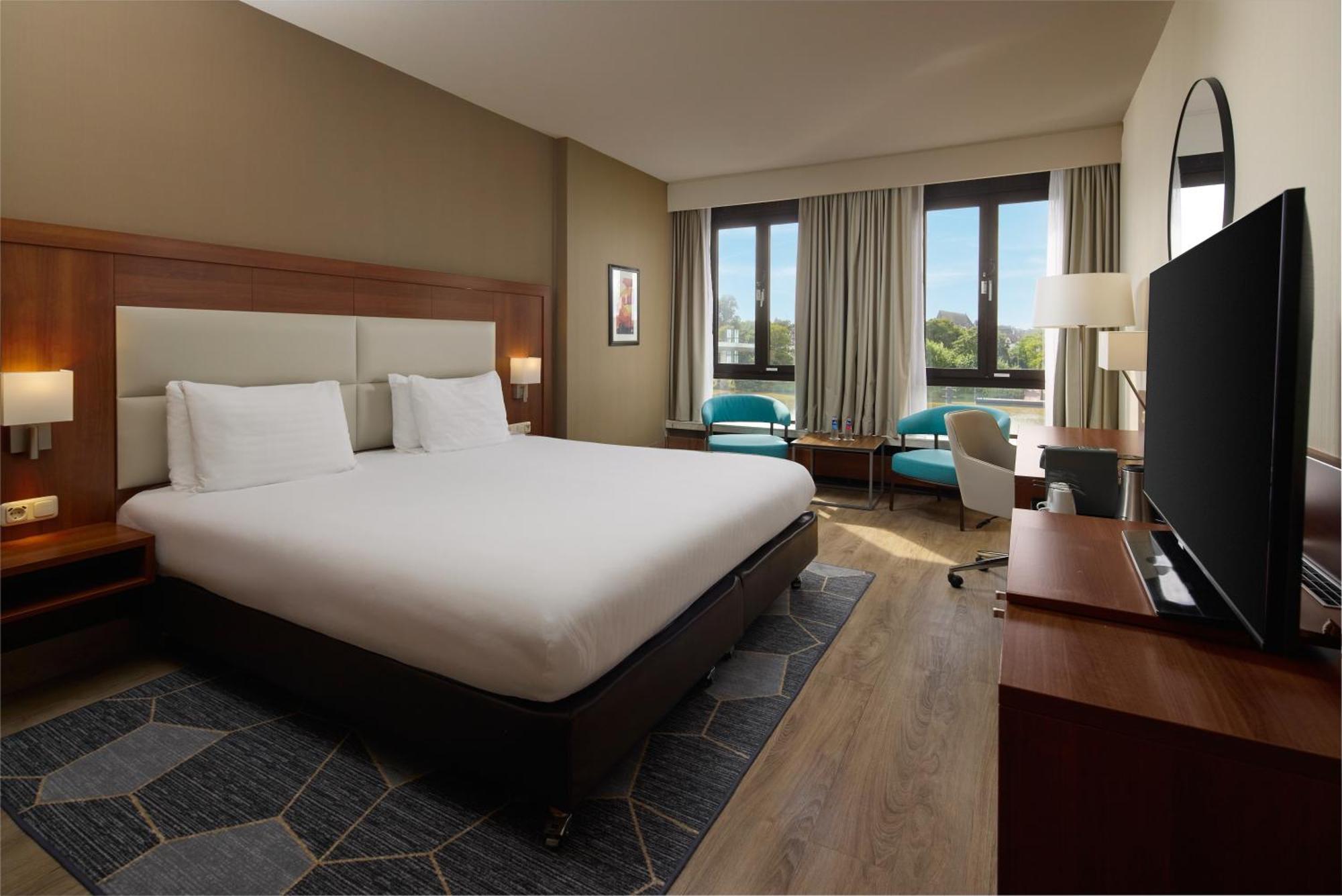 Premium Zimmer mit Kingsize-Bett und Flussblick