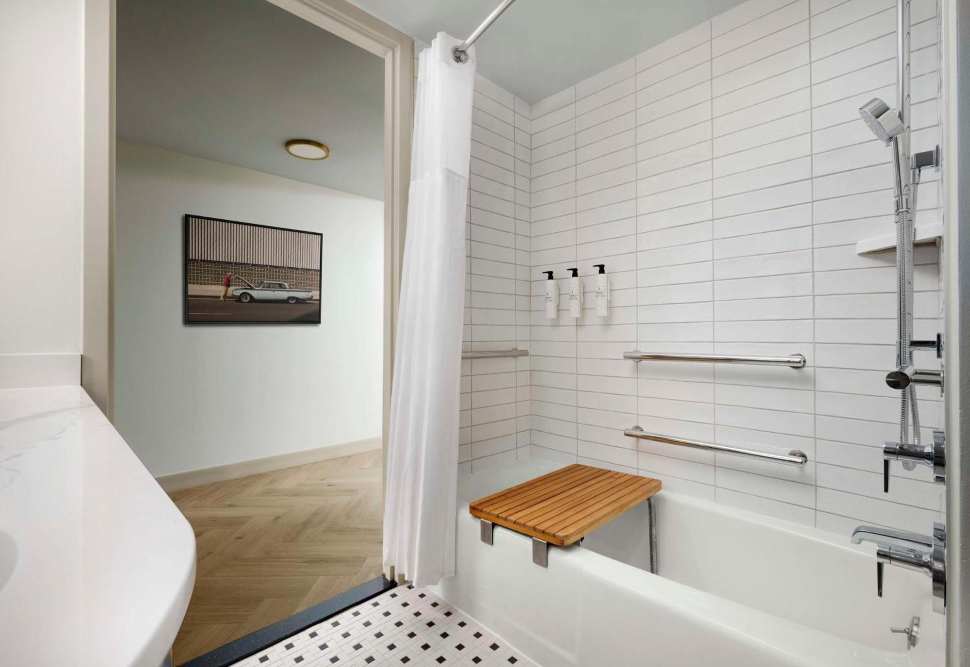 Deluxe King Mobility Accessible Tub