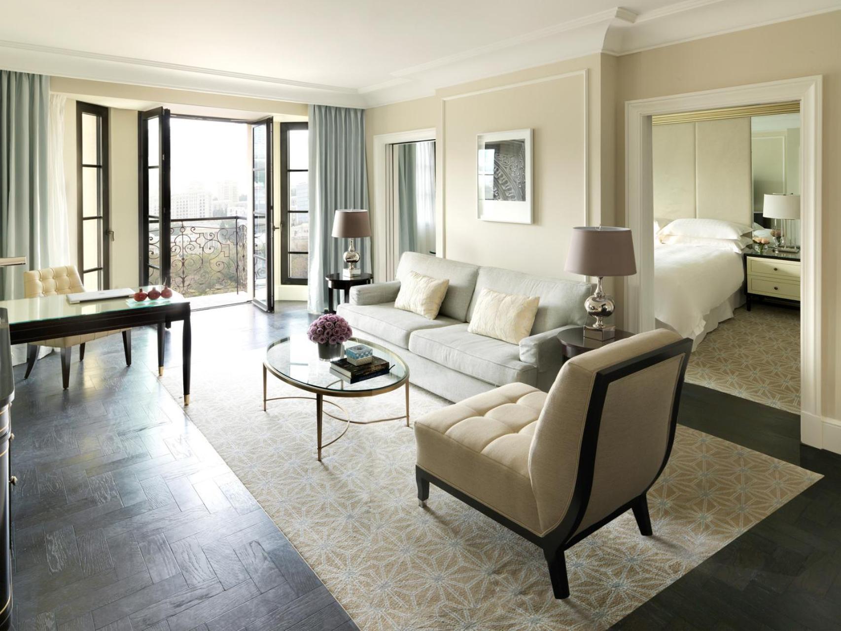 Executive Suite mit Kingsize-Bett und Blick auf die Altstadt