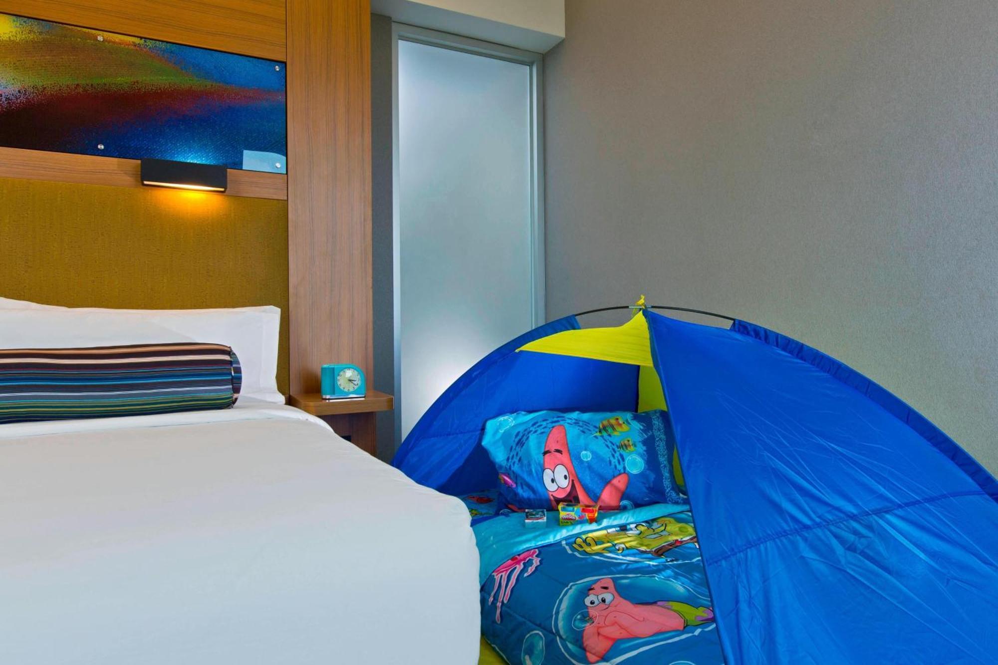 Zimmer mit Kingsize-Bett