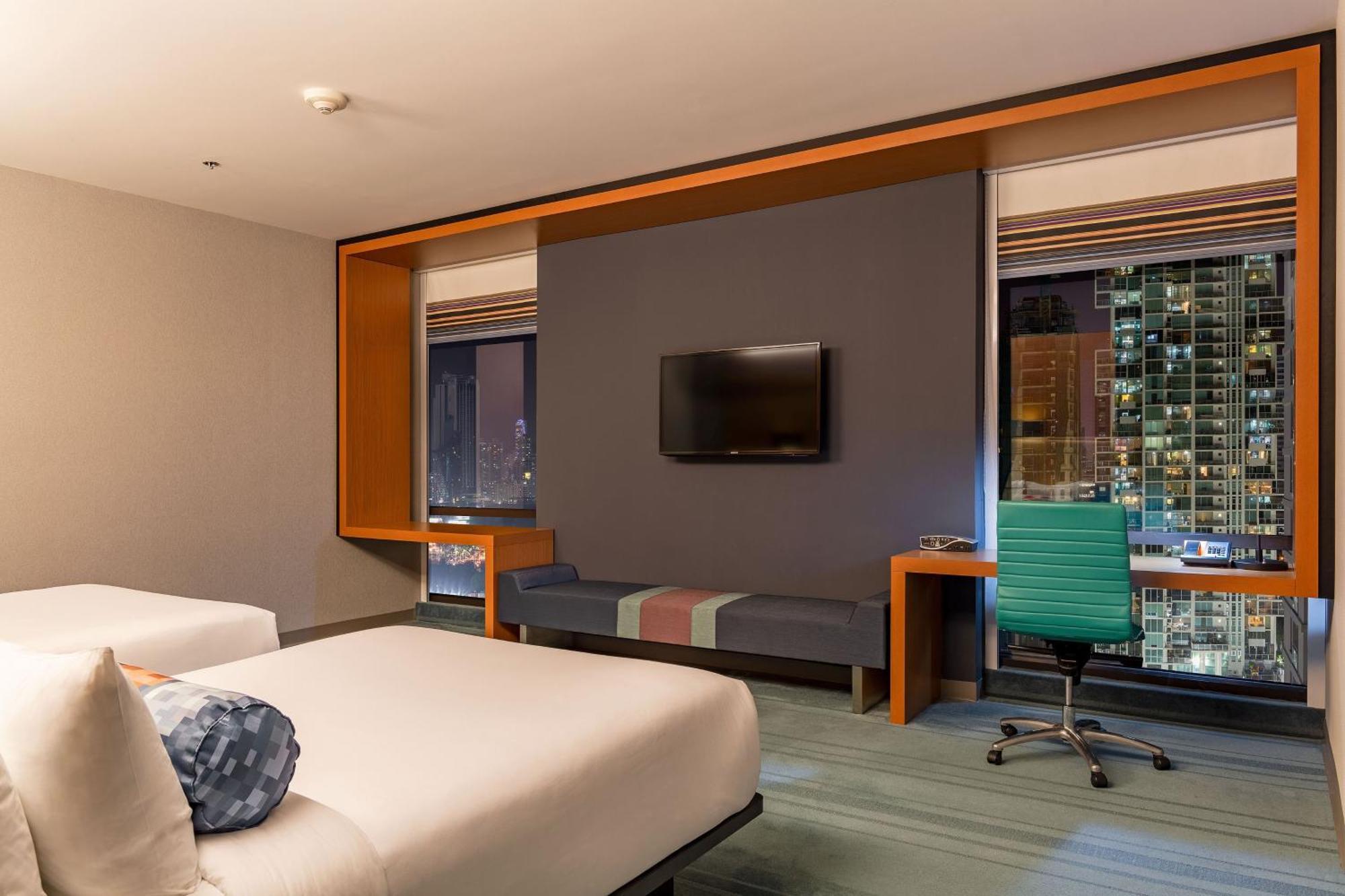 Zimmer ALOFT mit 2 Queensize-Betten und Stadtblick