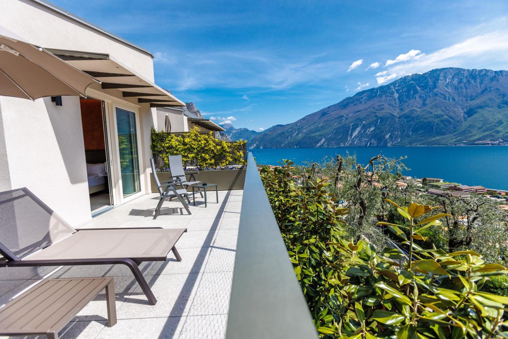 Junior Suite mit Balkon, Panoramablick auf den See und Whirlpool-Badewanne