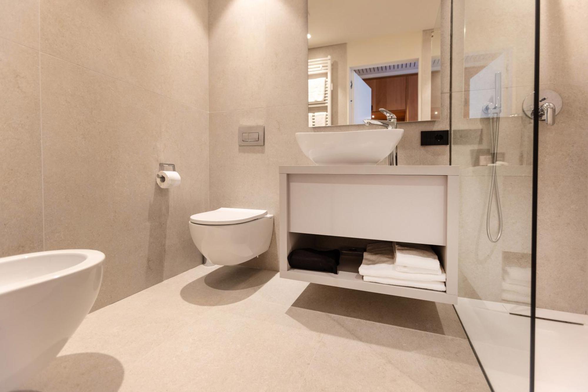 Junior Suite mit Balkon, Seeblick und Whirlpool-Badewanne (2 Erwachsene + 1 Kind)