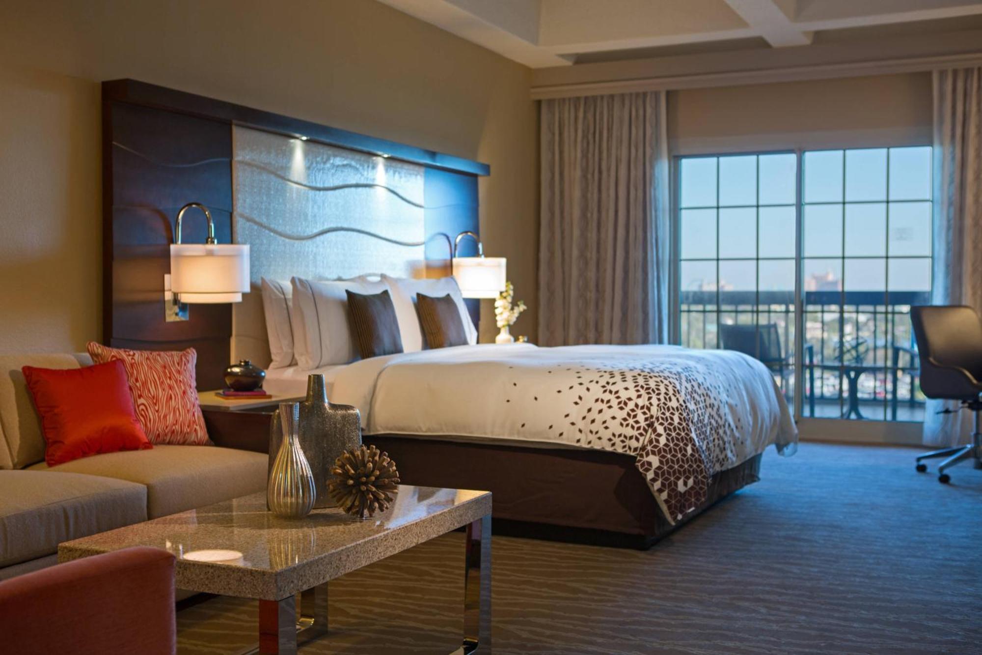 Zimmer mit King- oder Queensize-Bett und Poolblick