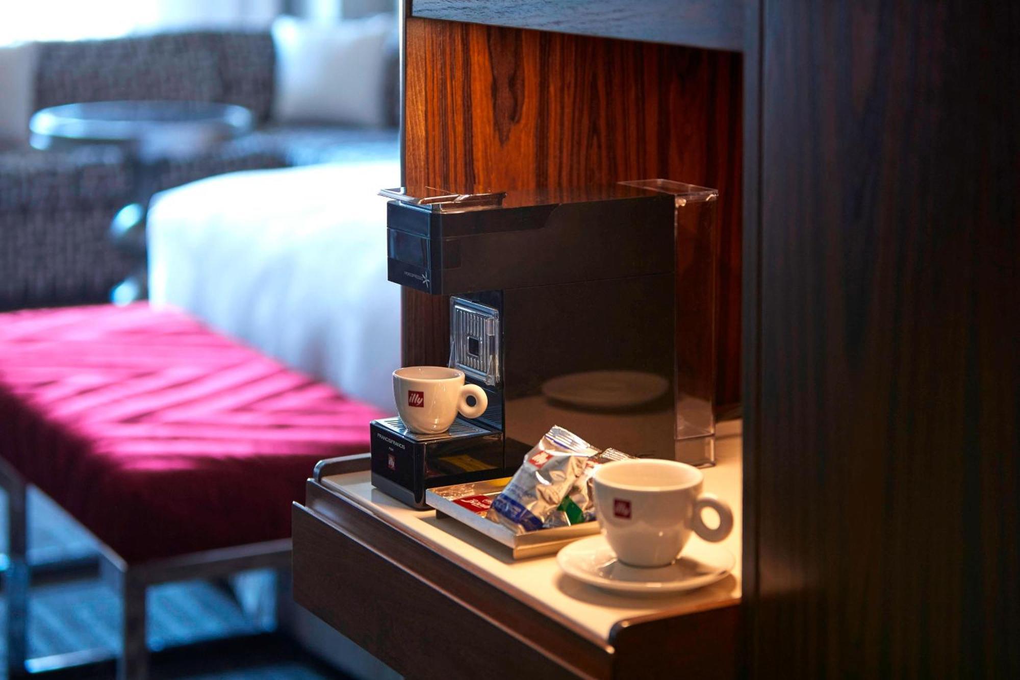 Zimmer mit 2 Queensize-Betten und Stadtblick