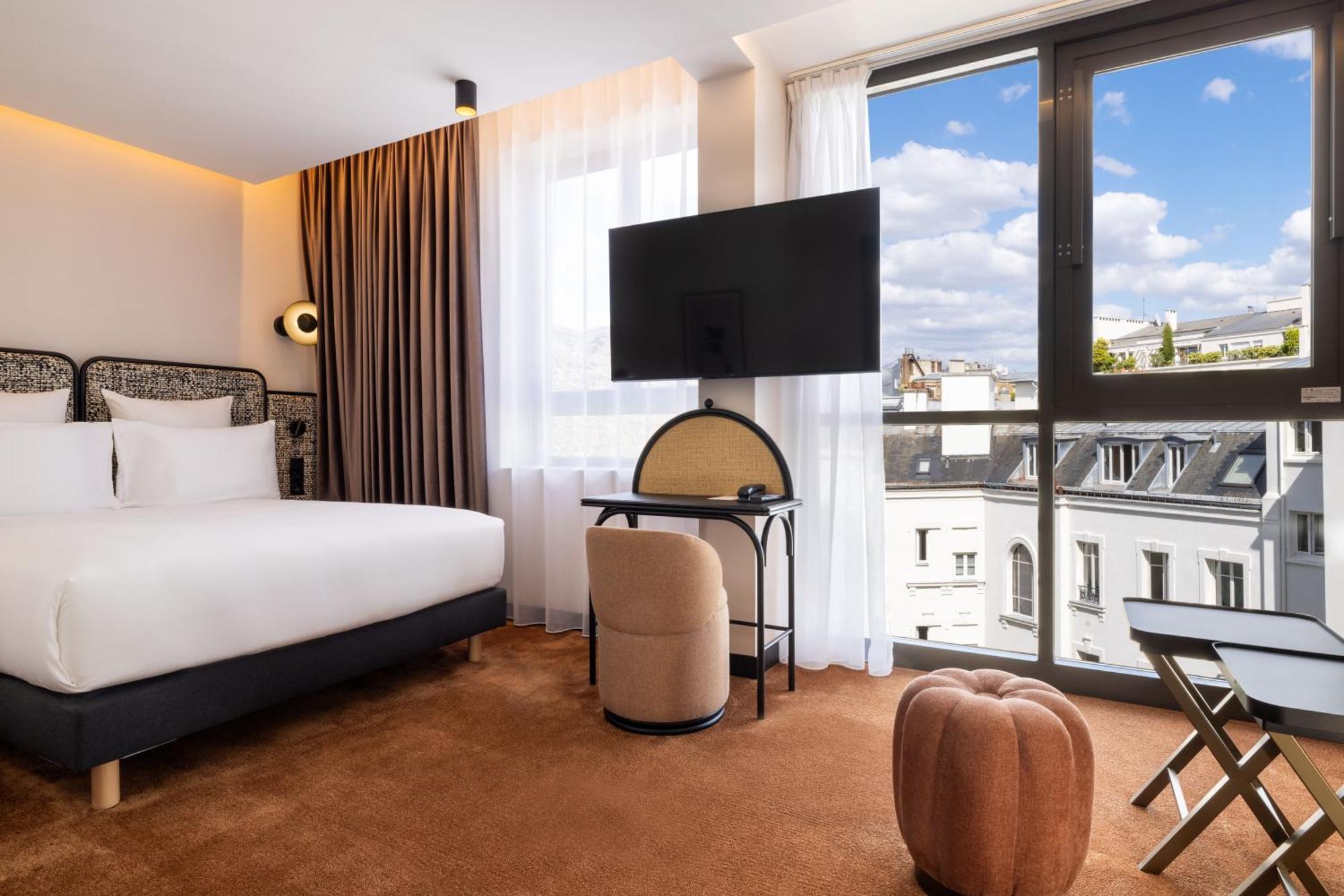 Junior Suite mit einem Doppelbett und einem Schlafsofa