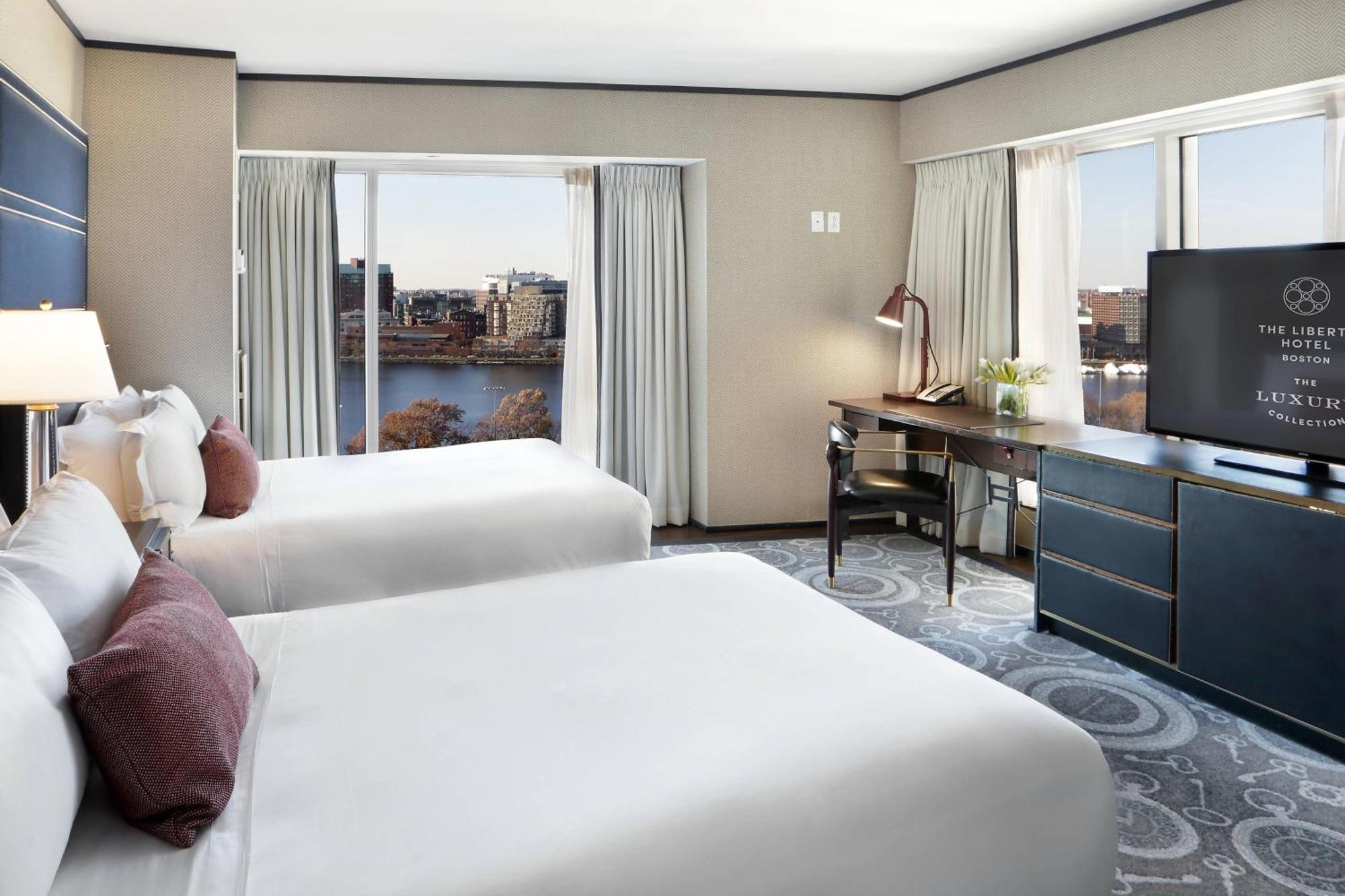 Grand Deluxe Zimmer mit 2 Doppelbetten und Flussblick - größeres Zimmer