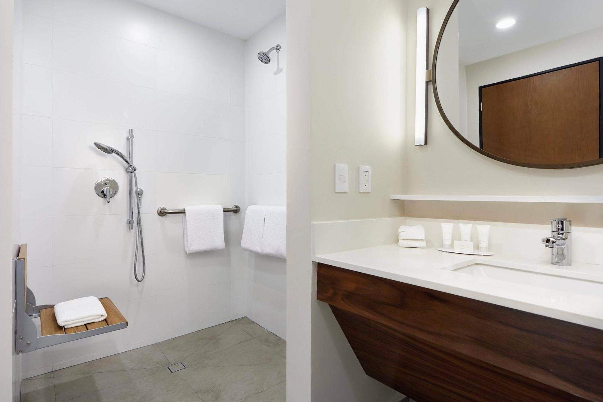 Gästezimmer mit 2 Doppelbetten und Flughafentransfer