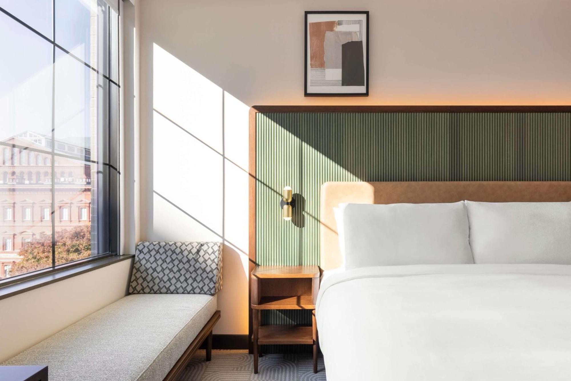 Zimmer mit Kingsize-Bett und Balkon