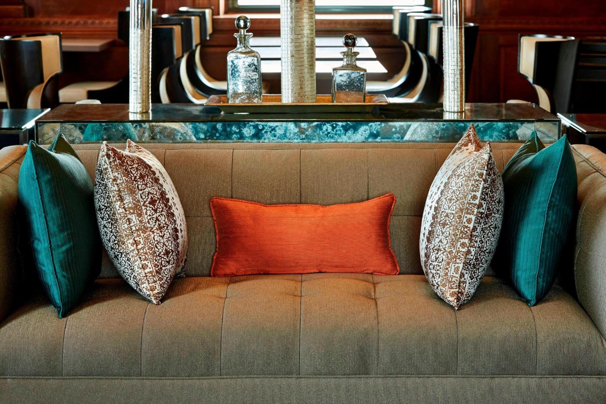 Club lounge access, Guest room, 1 King Bed, City view