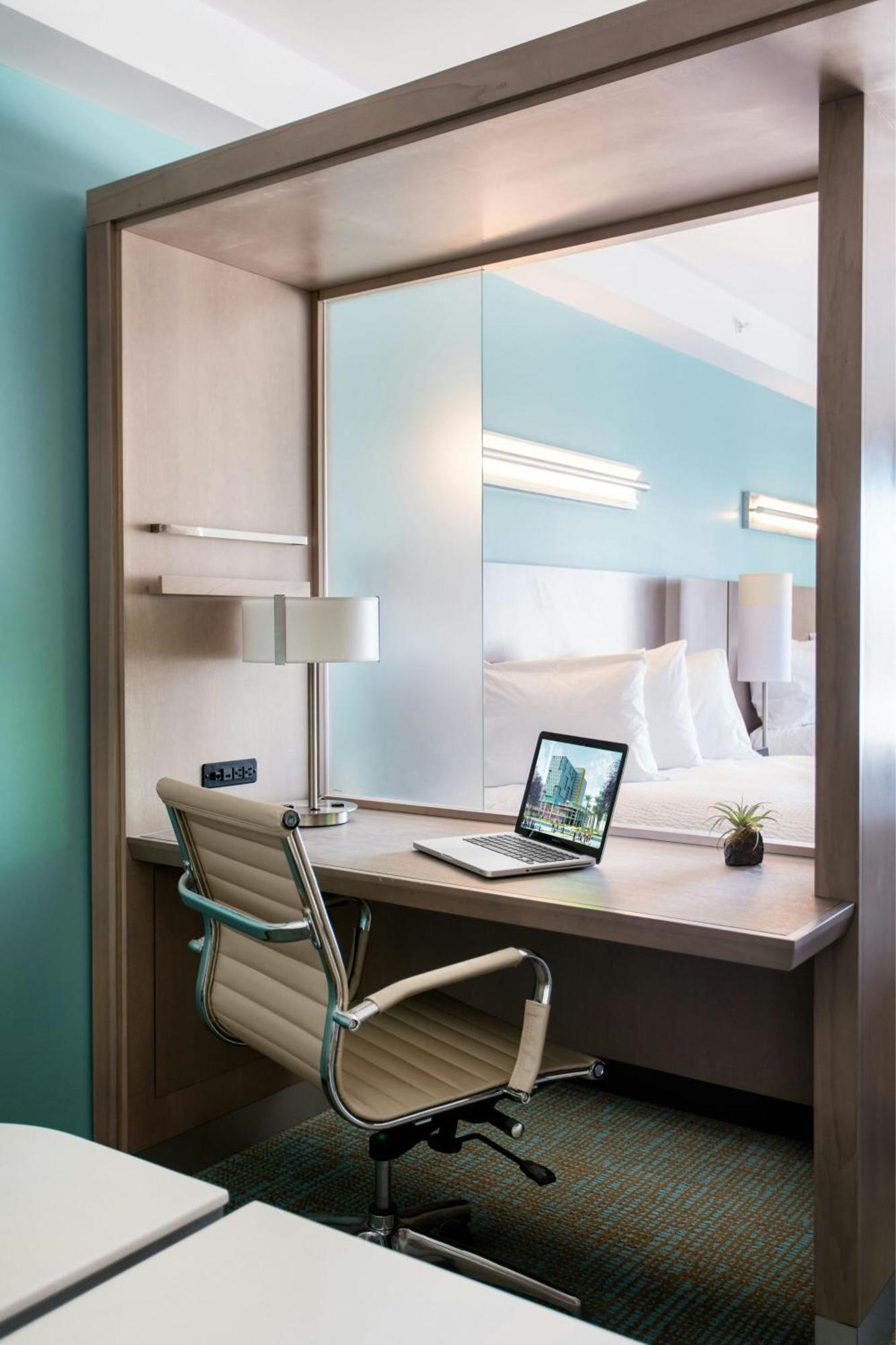 Suite mit 2 Queensize-Betten - seitliche Aussicht auf die Bucht