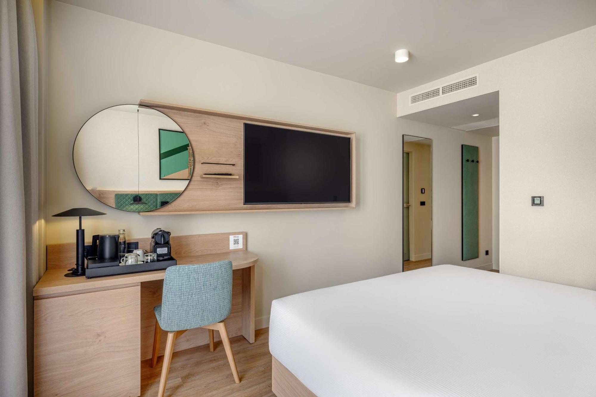 Zimmer mit Kingsize-Bett und Balkon