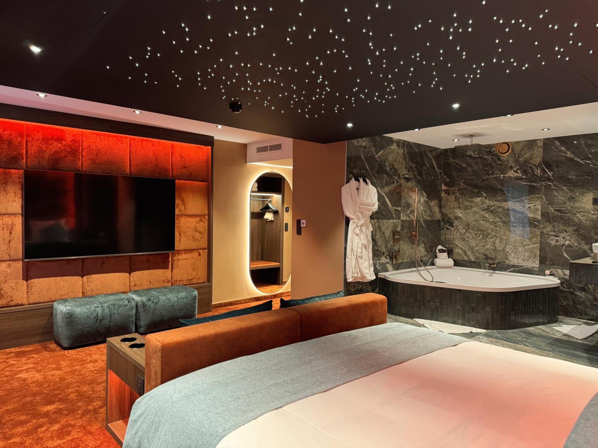 Suite mit Kingsize-Bett mit Whirlpool