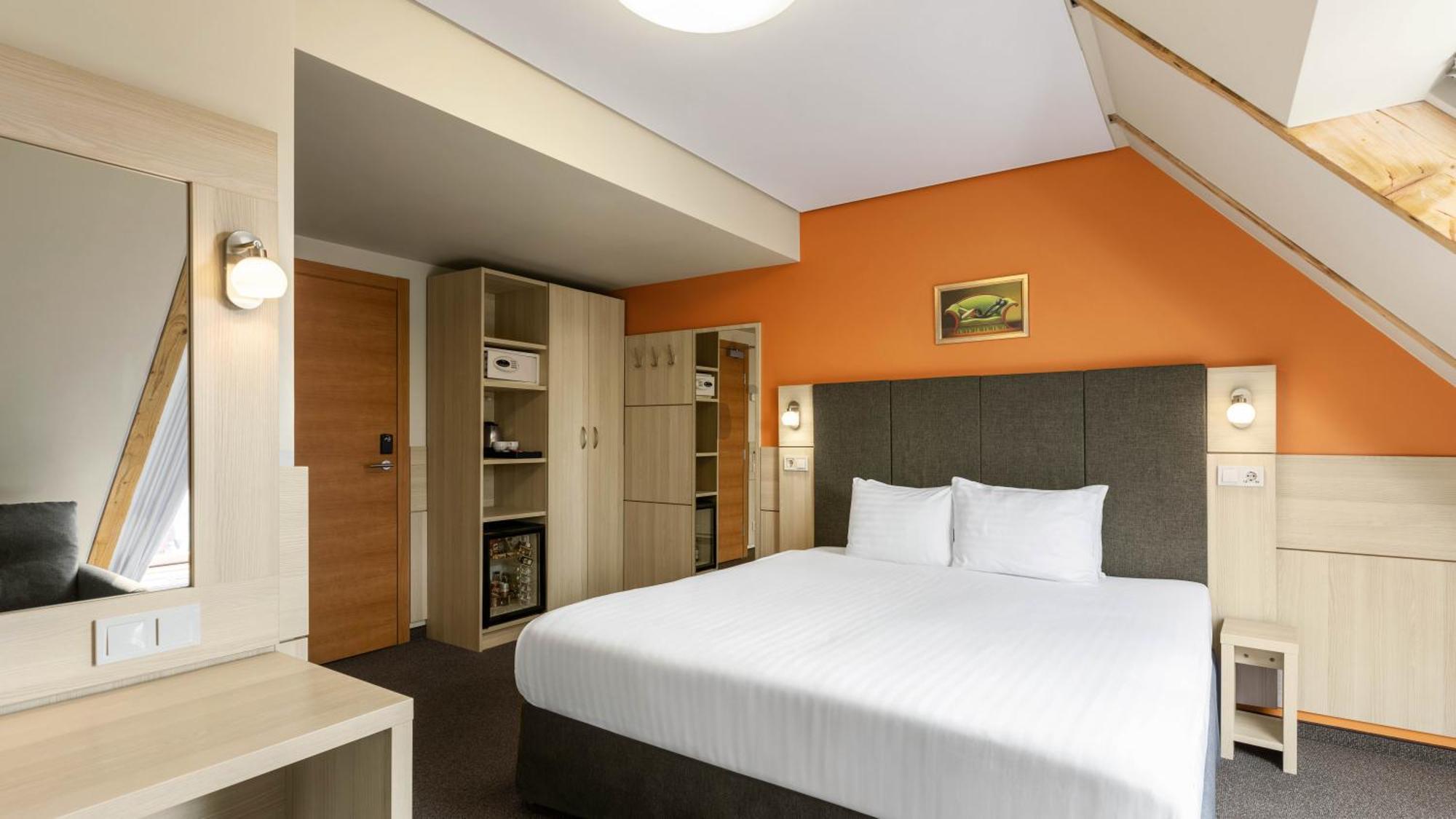 Doppel- oder Zweibettzimmer Mansard mit Stadtblick und täglichem Zugang zum Wellnessbereich
