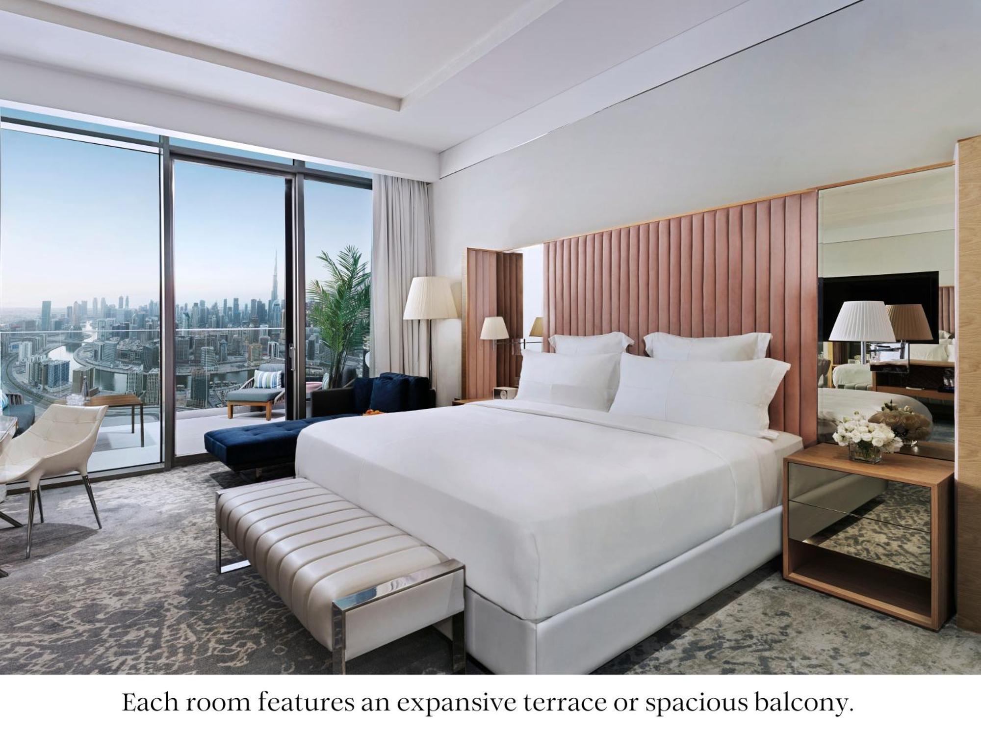 Signature Zimmer mit Kingsize-Bett und Blick auf den Burj Khalifa