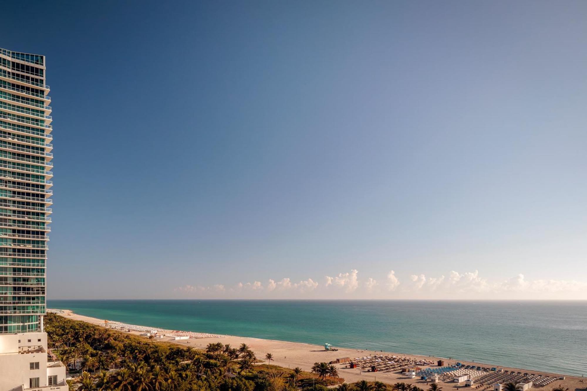Zimmer mit Kingsize-Bett und Balkon am Meer